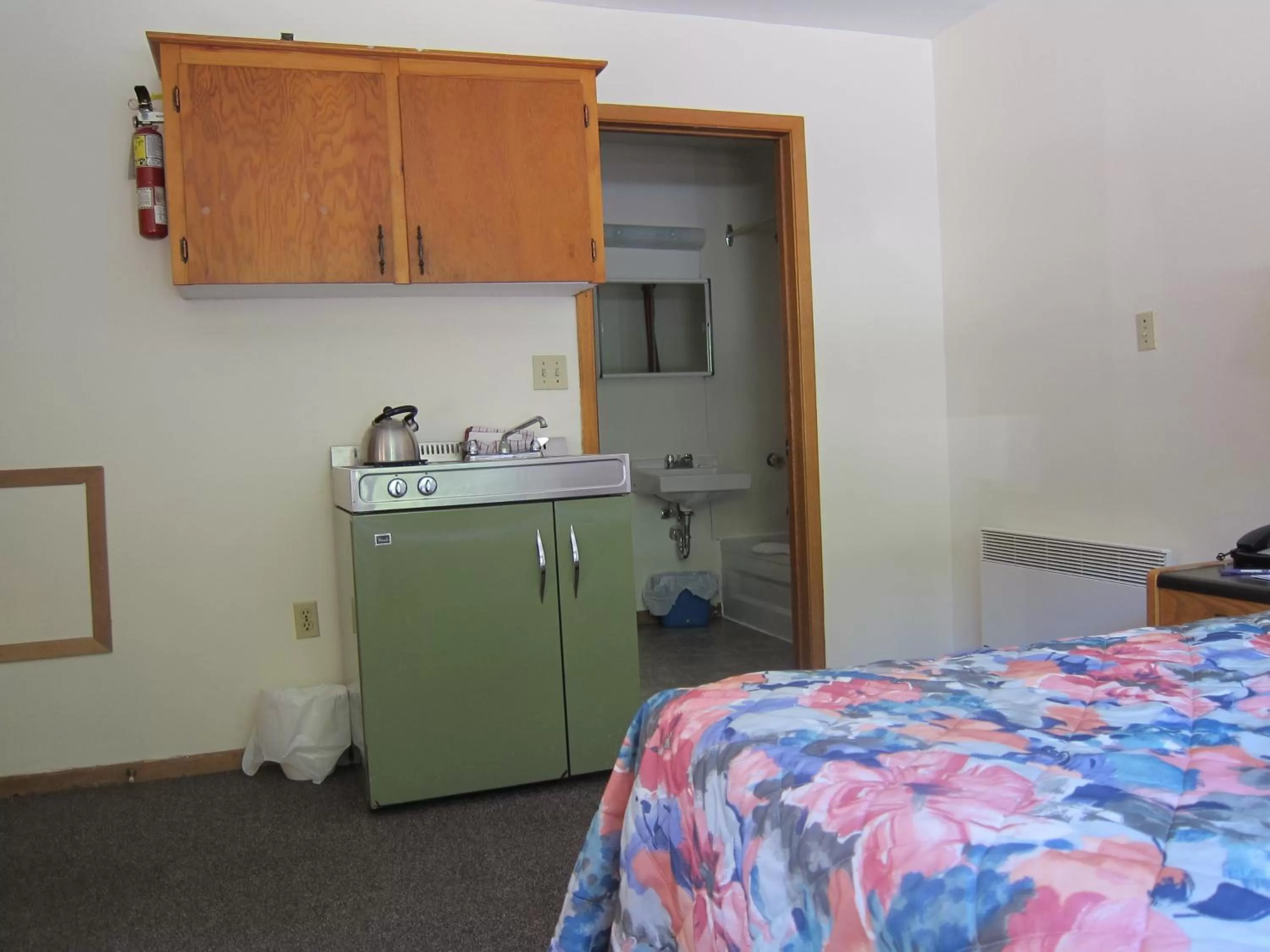 Kitchen or kitchenette, Bed in Shine Motel