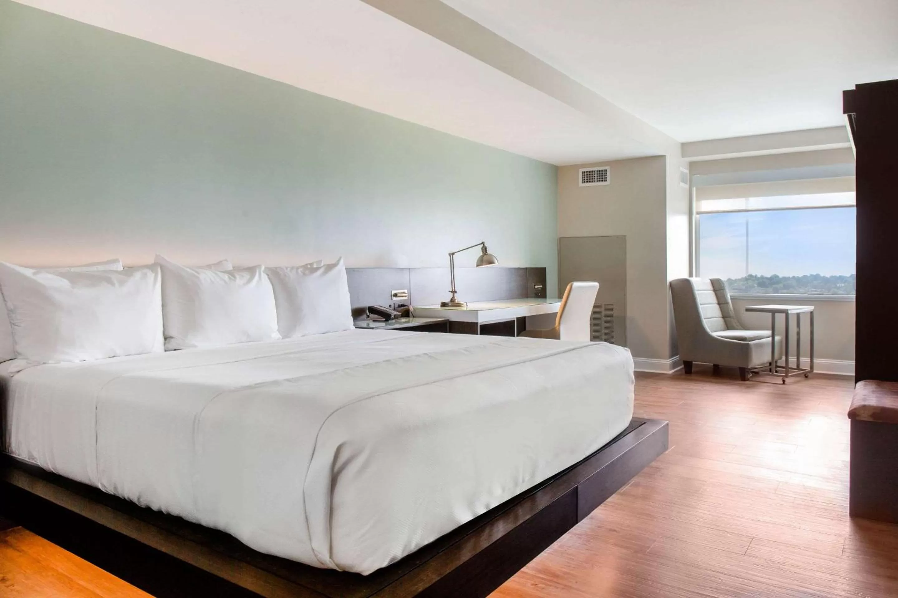 Deluxe King Room - Mobility Access/Non-Smoking in Wyndham Newport Hotel