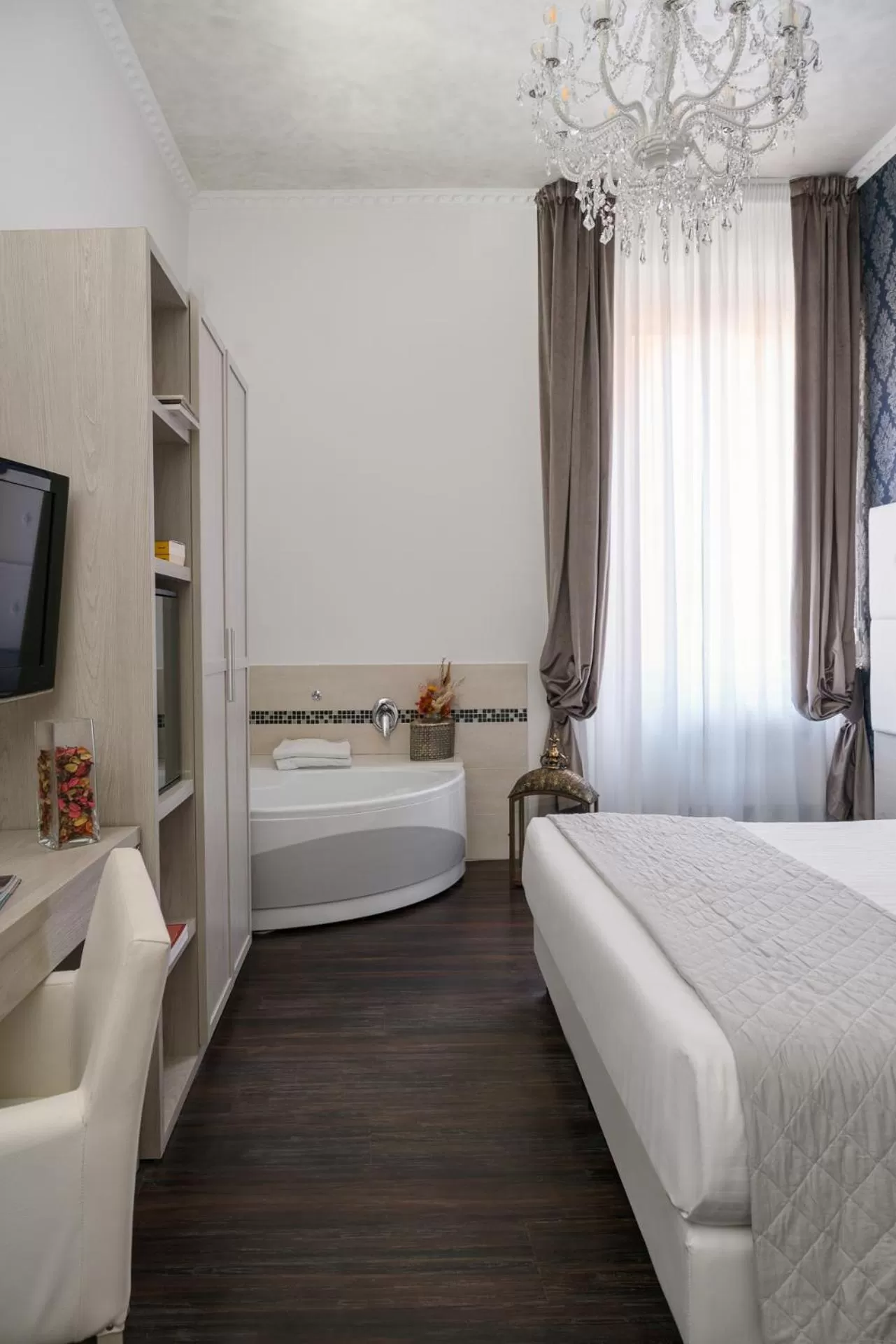 Photo of the whole room, Bed in Albergo Rossini 1936