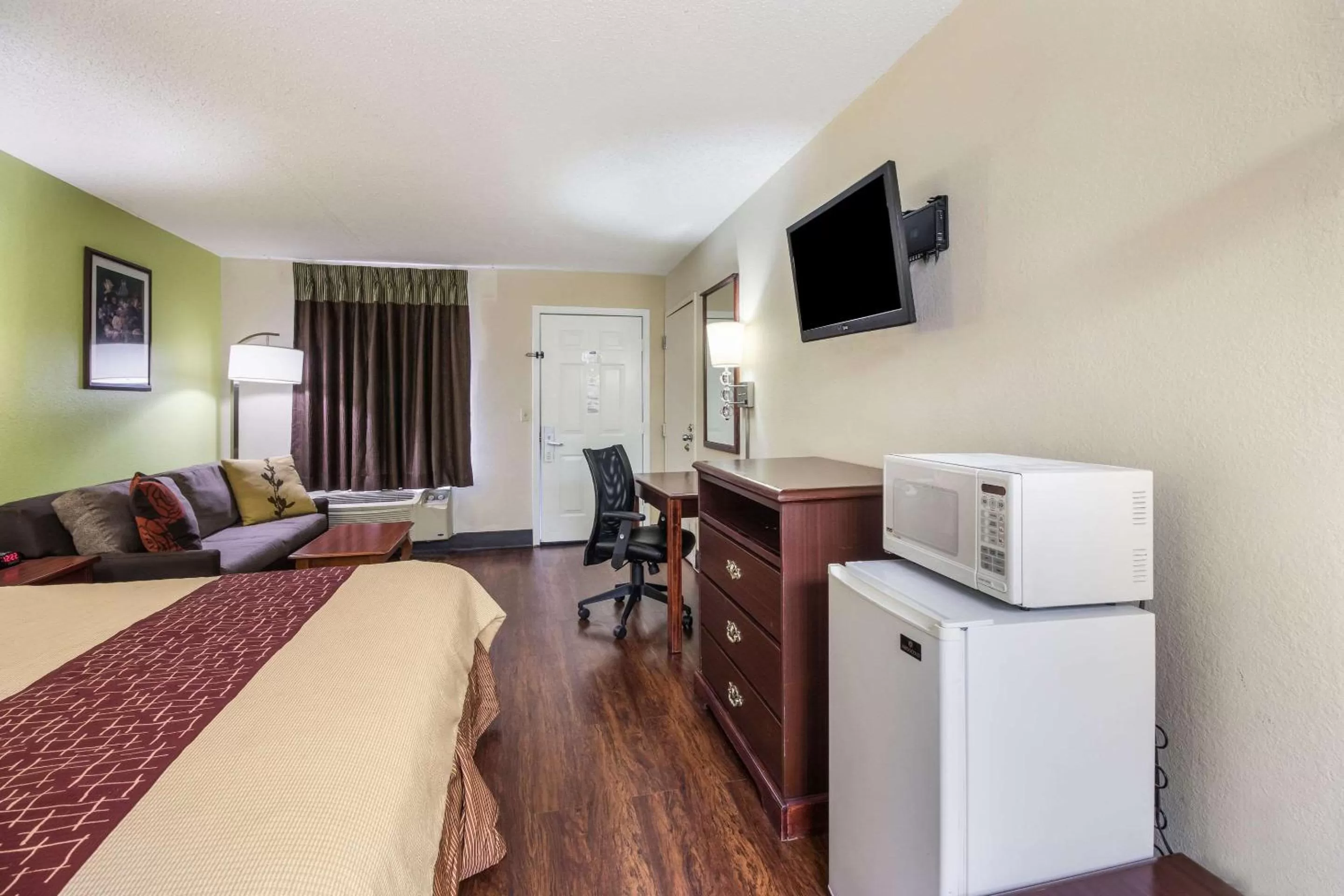 Photo of the whole room, Bed in Rodeway Inn Bolivar