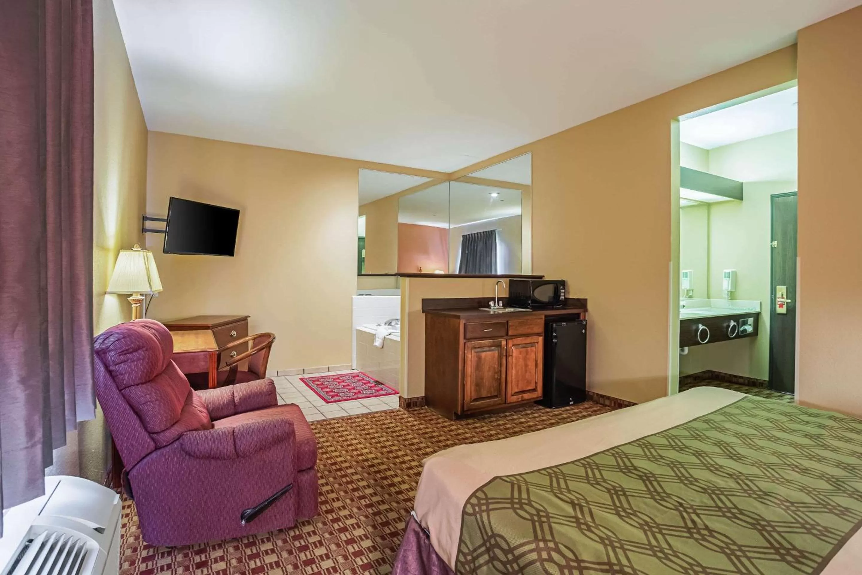 Photo of the whole room, Bed in Econo Lodge Inn & Suites