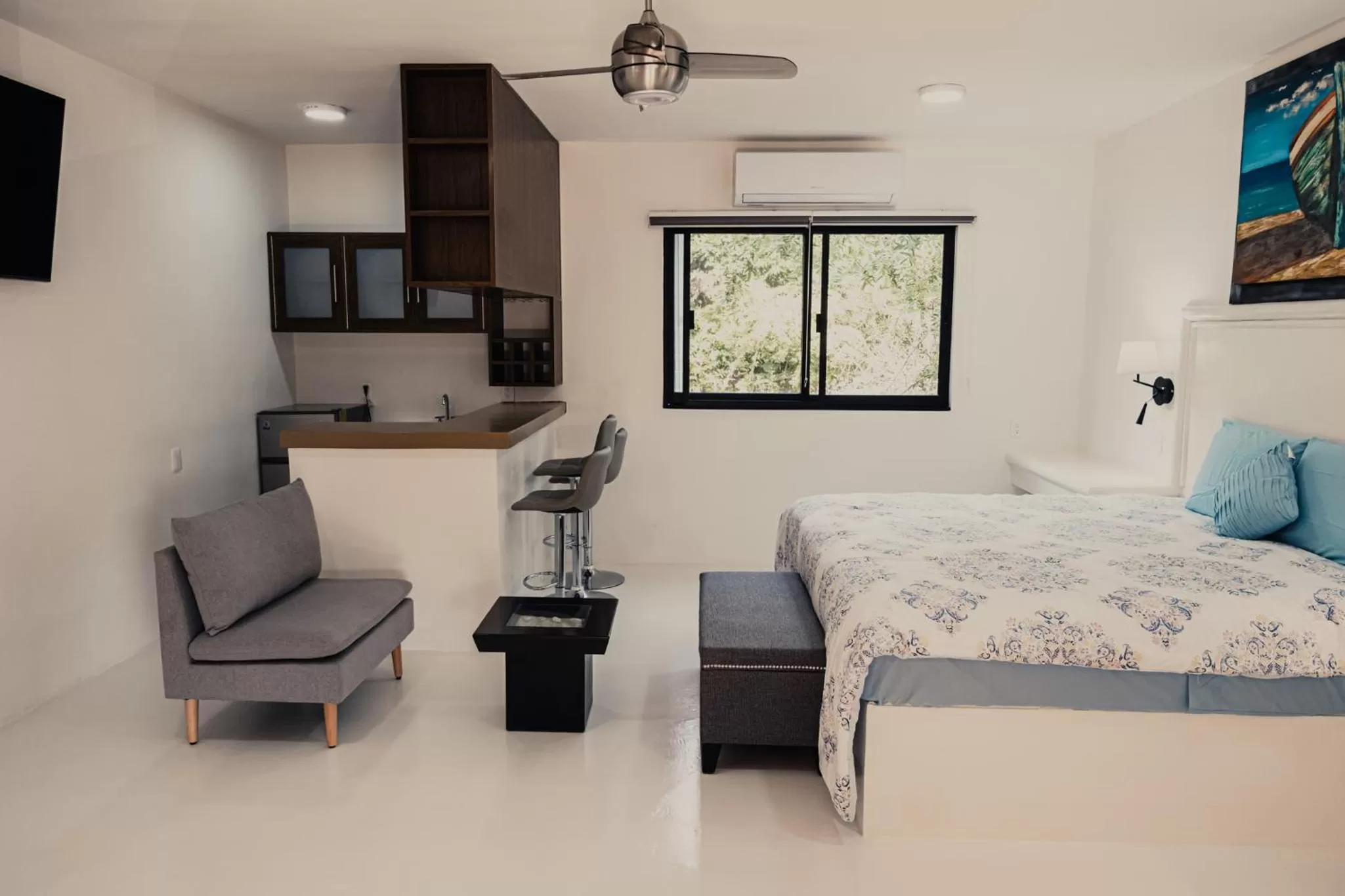 Kitchen or kitchenette, Bed in Royal Palm Bacalar Cabañas & Lagoon Club