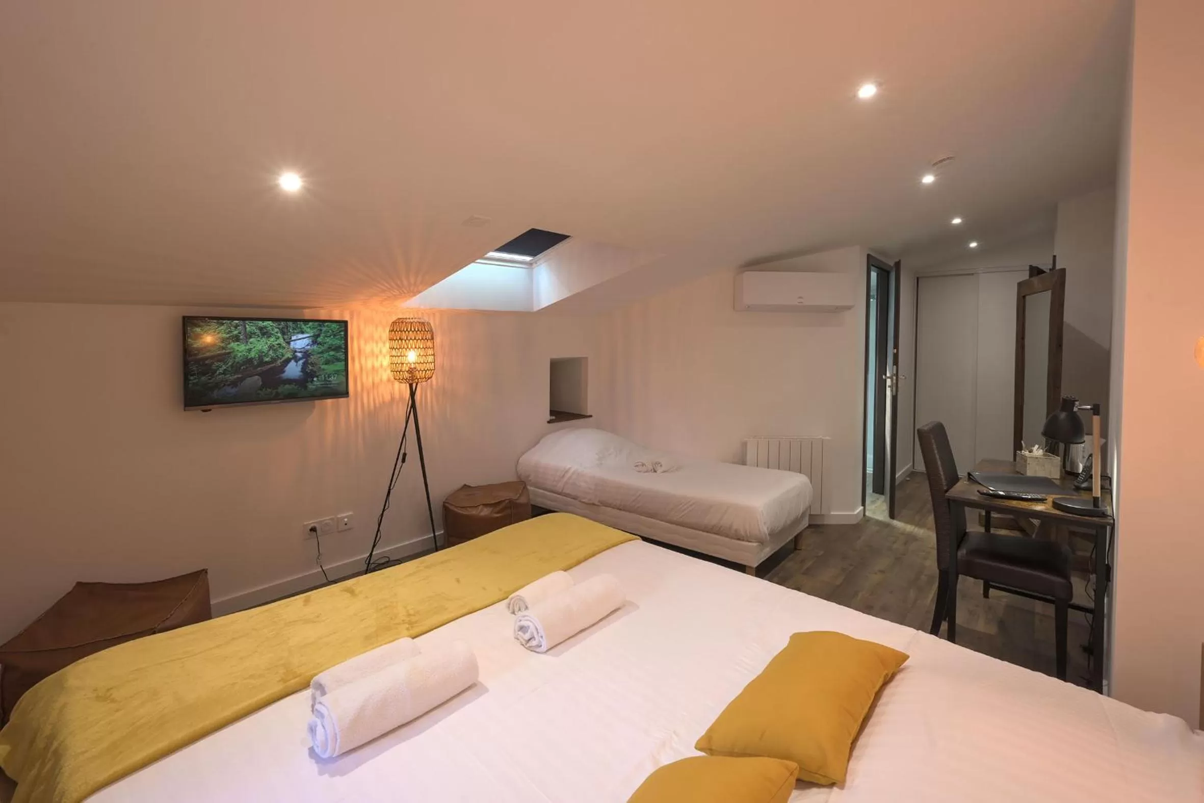 Bed in Hotel De La Croisée