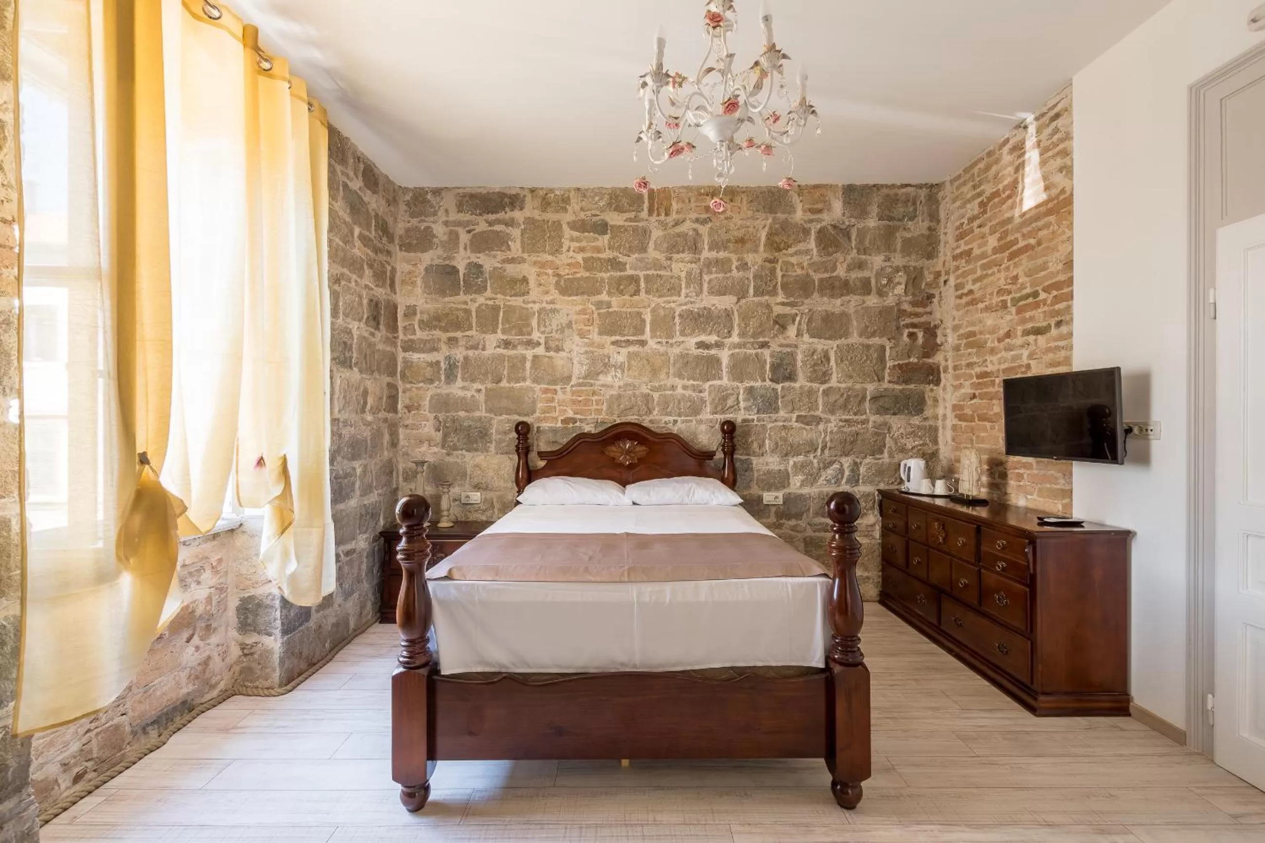 Bed in Pietra Rossa