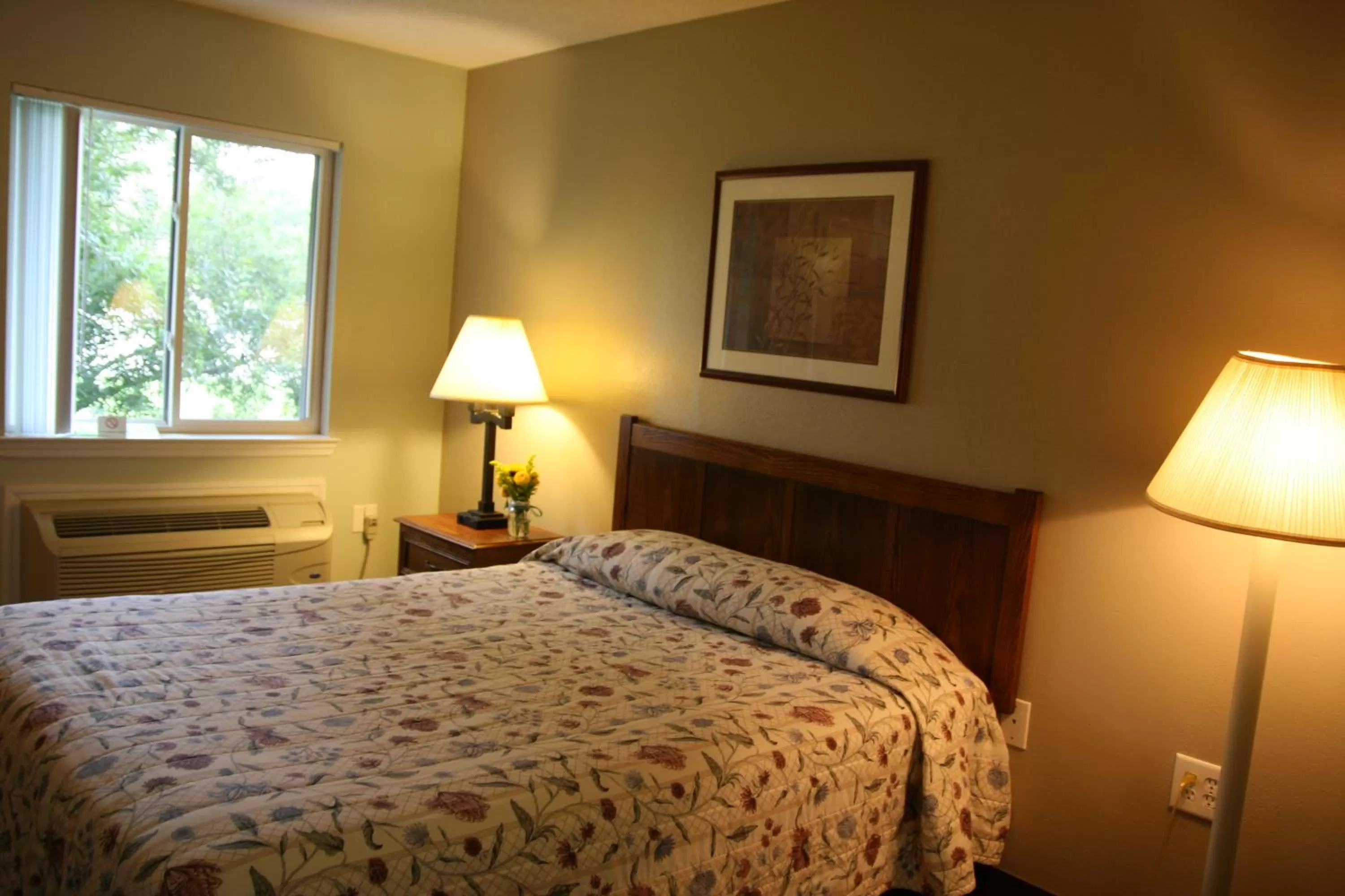 Bedroom, Bed in Affordable Suites Jacksonville