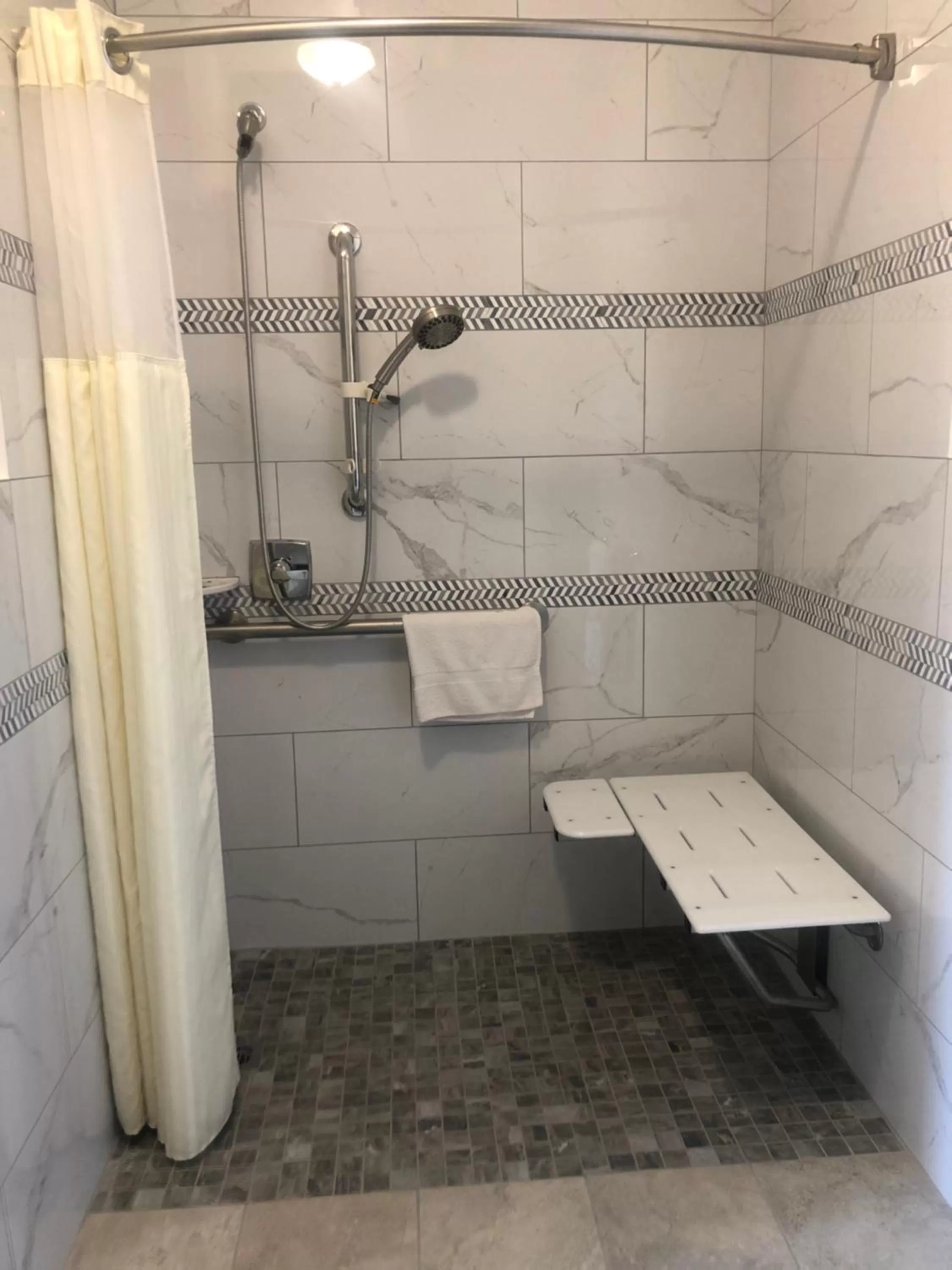 Shower in Castaic Inn Six Flags Valencia