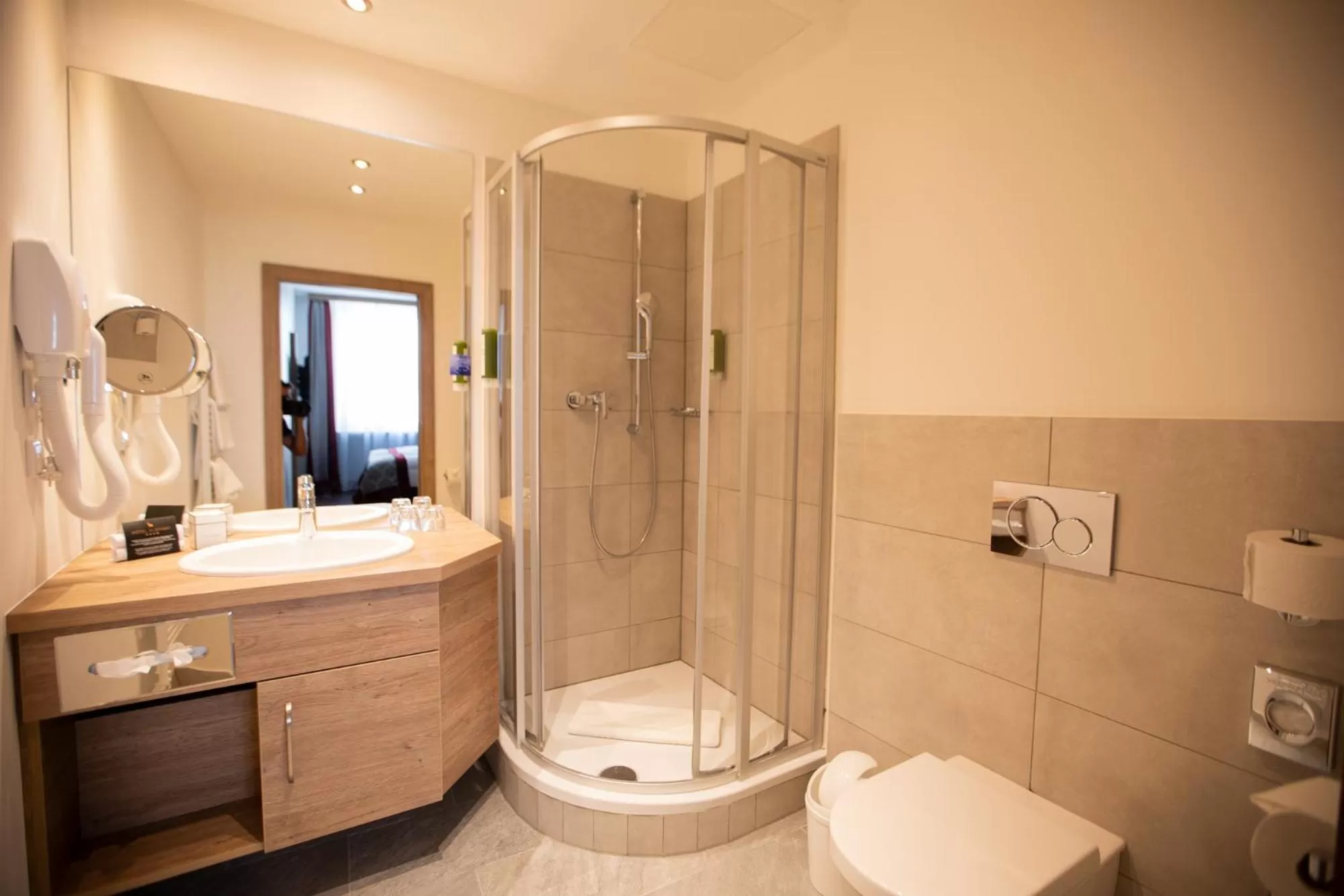 Bathroom in Hotel Elefant Family Business