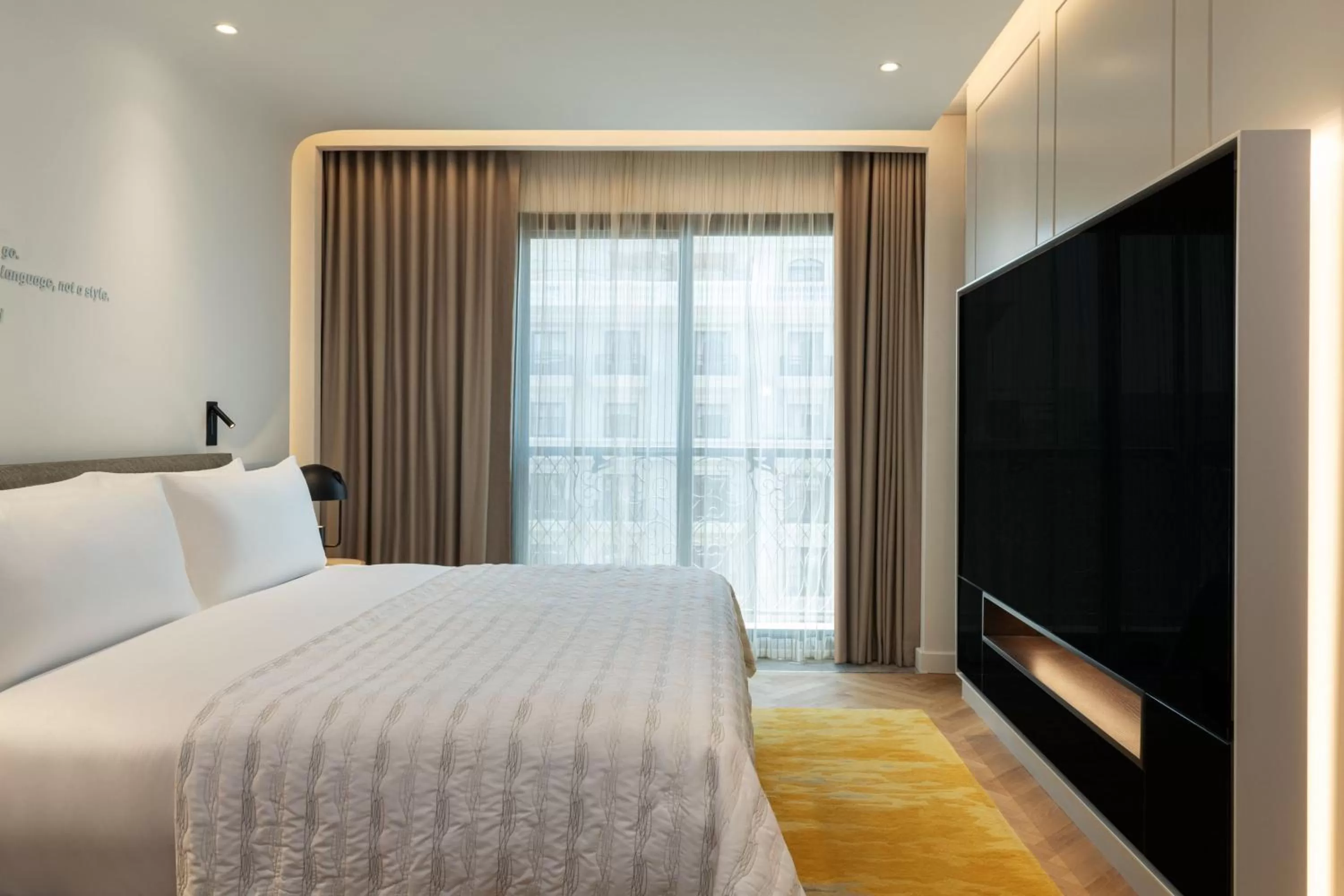 Bedroom, Bed in Le Royal Méridien Place Vendôme Lusail