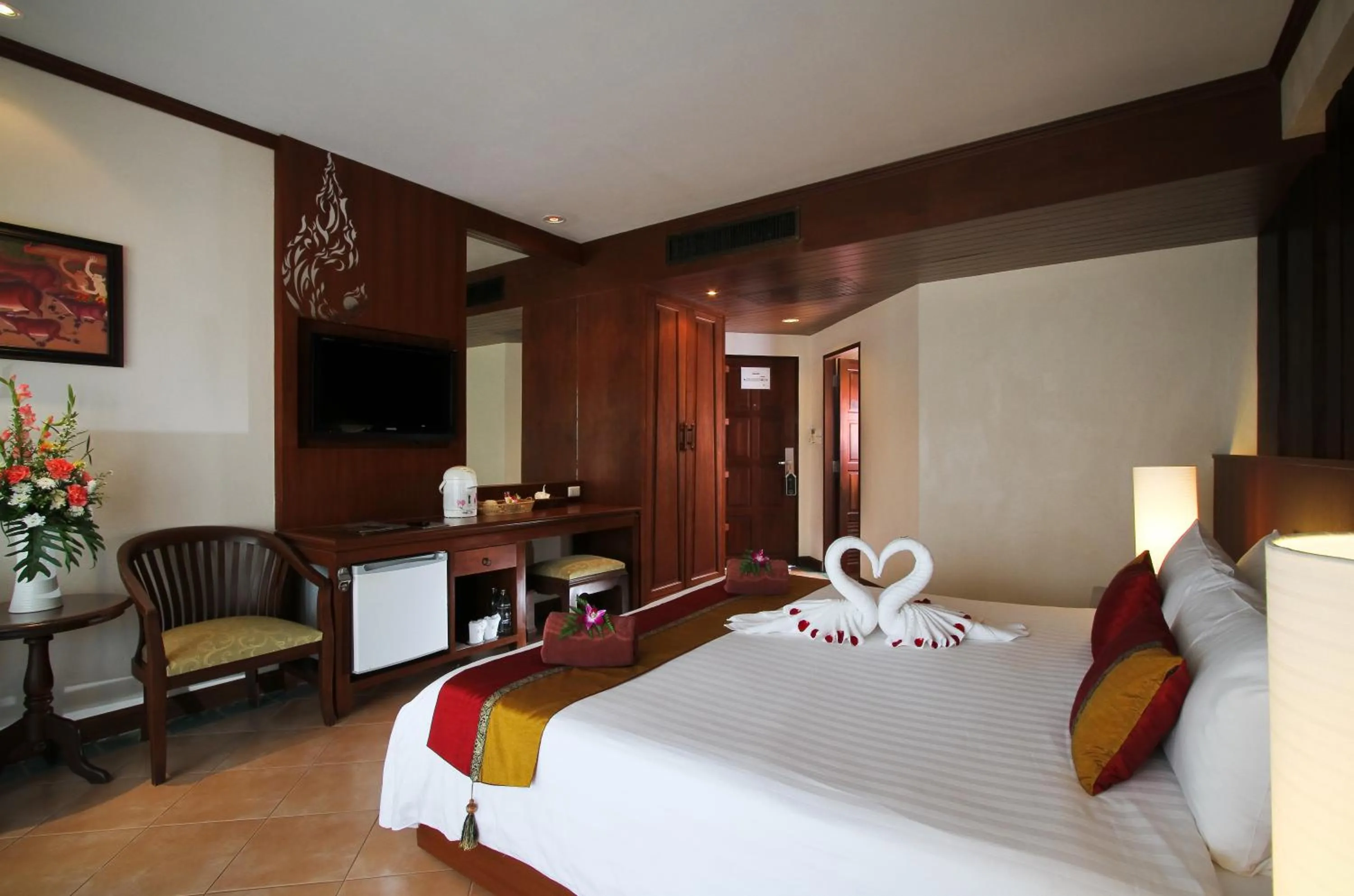 Photo of the whole room, Bed in Baan Karonburi Resort