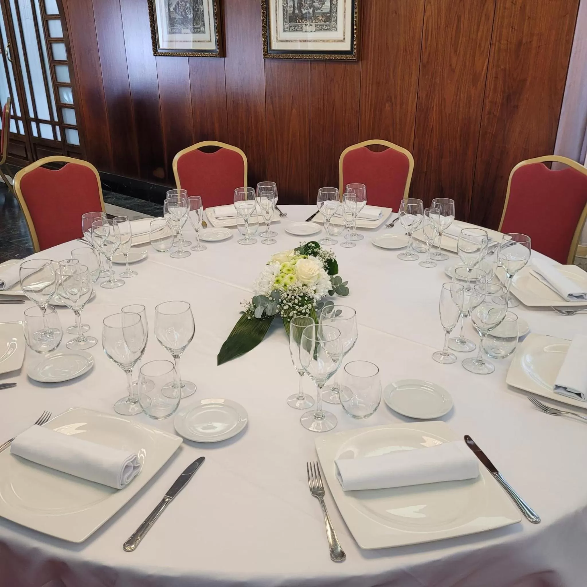 Restaurant/places to eat in Hotel Imperial