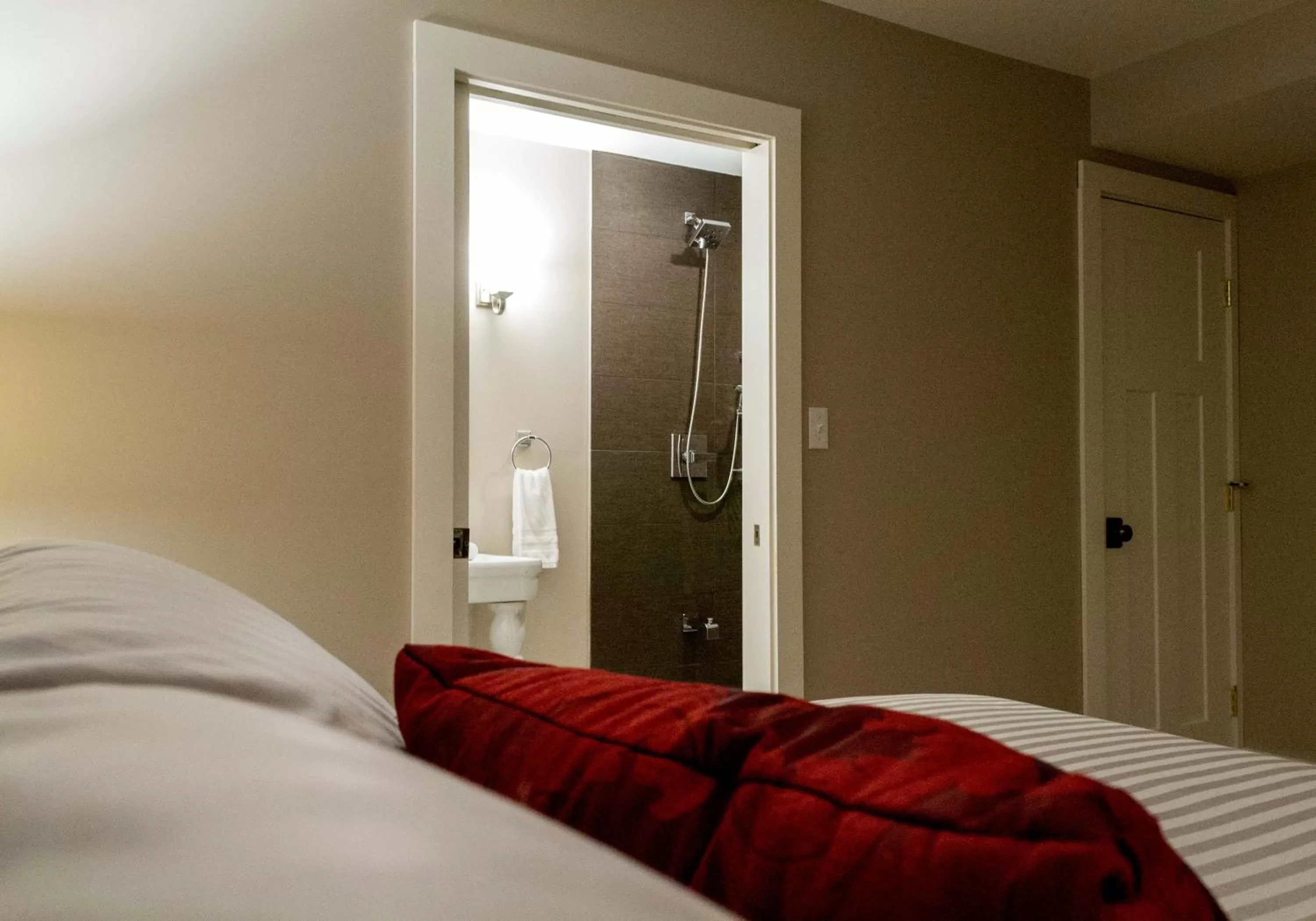 Photo of the whole room, Bed in Lake Placid Inn: Residences