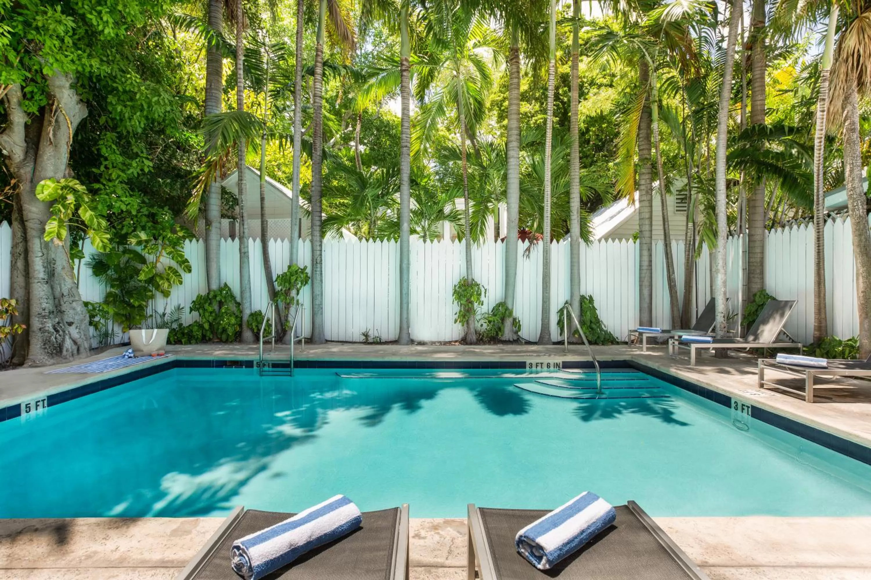 Swimming pool in Nyah - Adult Exclusive