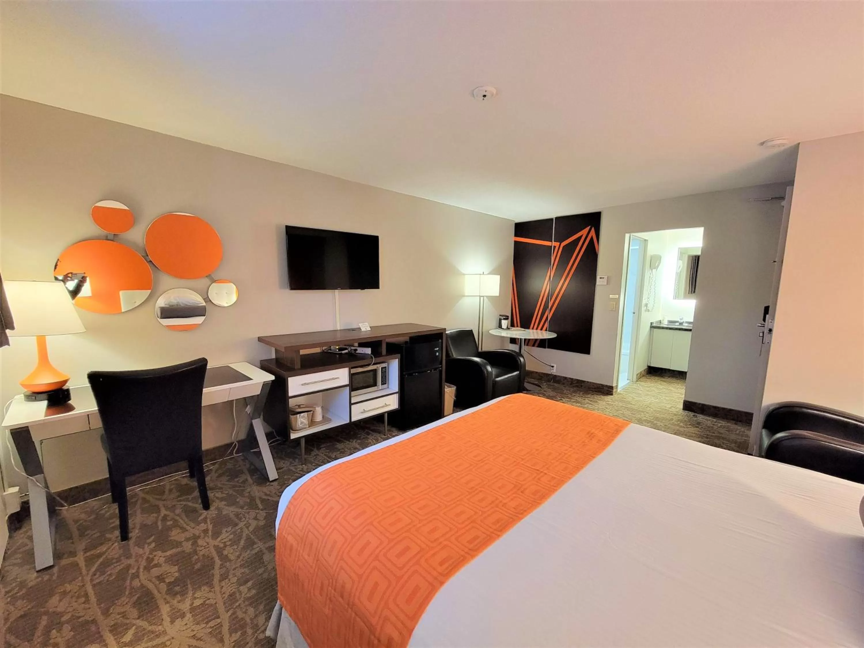 Bed in Howard Johnson by Wyndham Gravenhurst