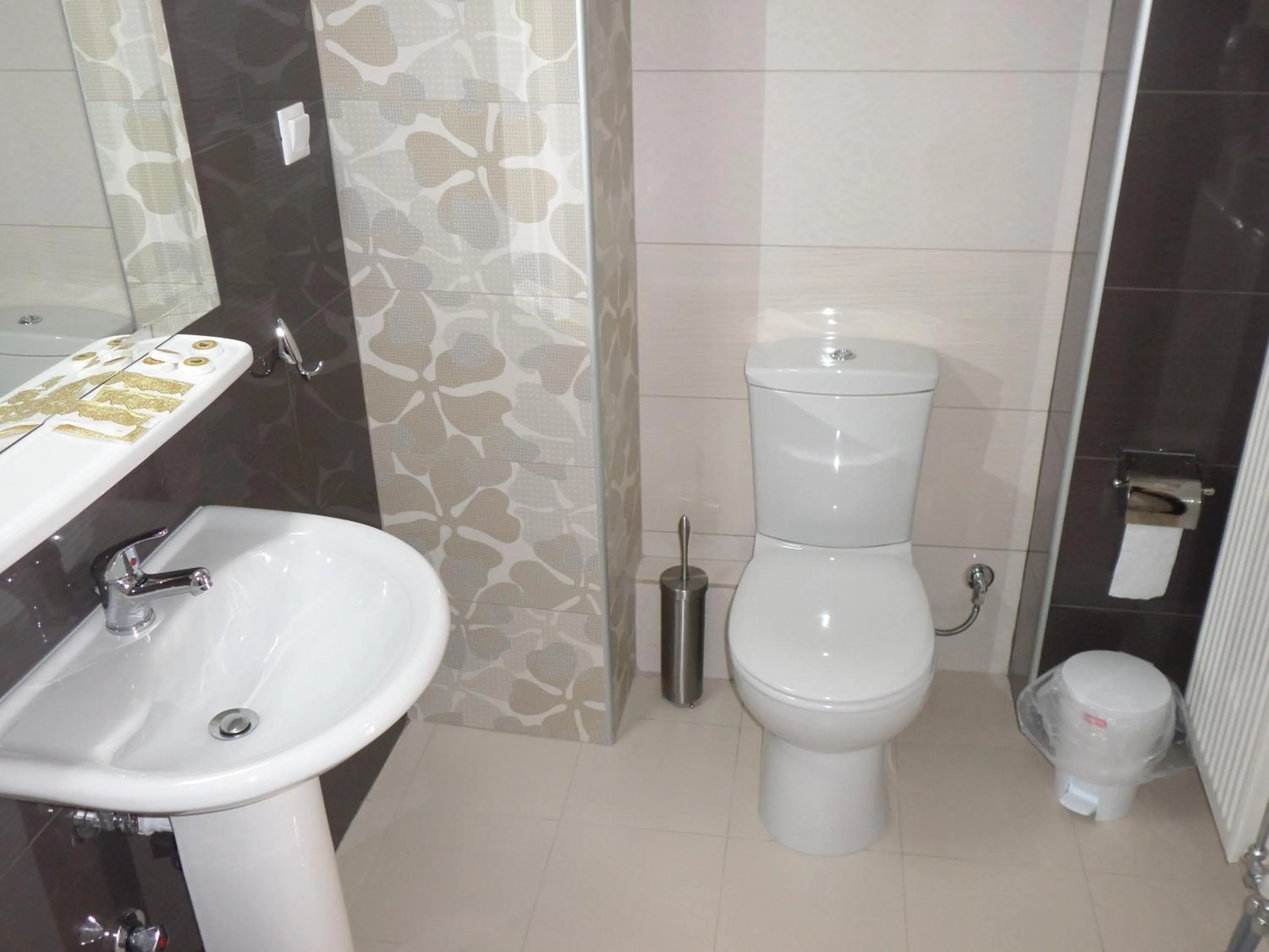 Bathroom in Hotel Kosta Famissi