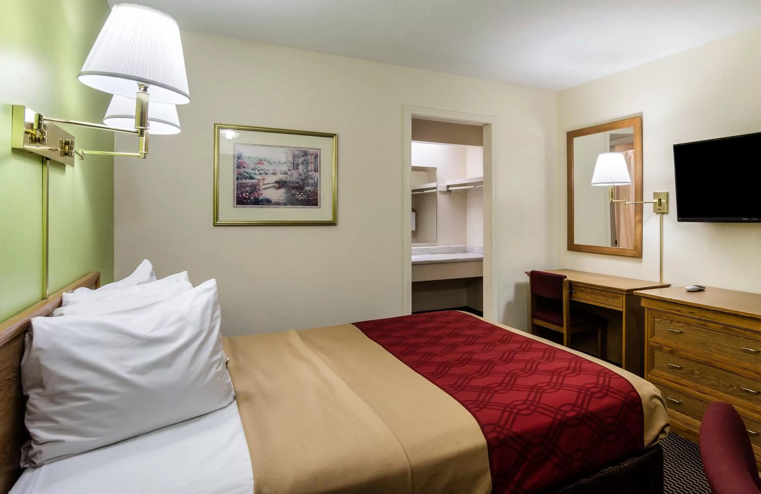 Bed in Econo Lodge University