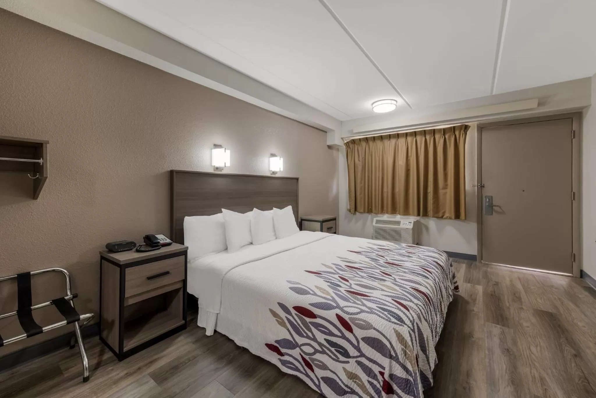 Photo of the whole room, Bed in Red Roof Inn Hickory