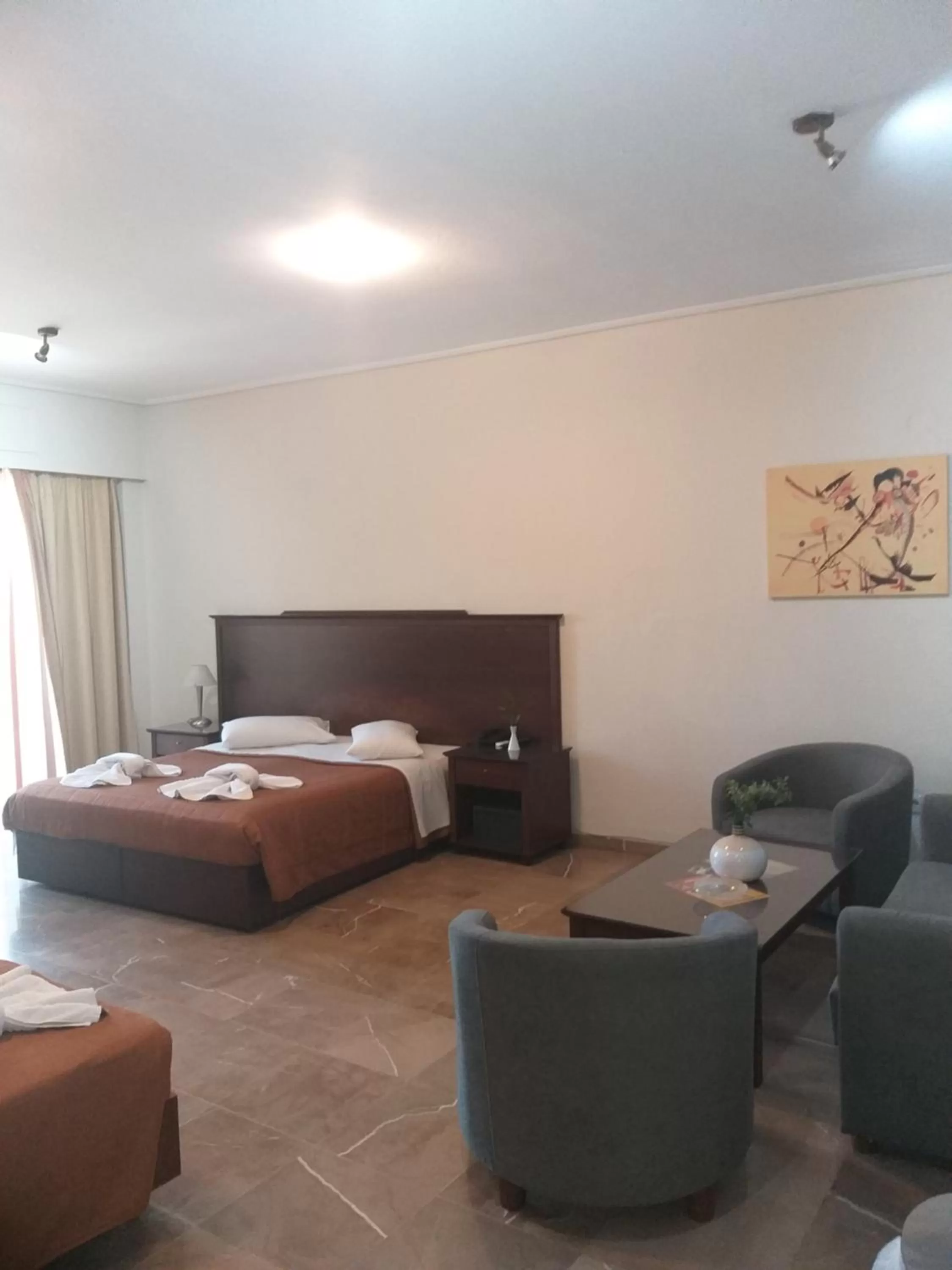 Seating area, Bed in Apollo Hotel