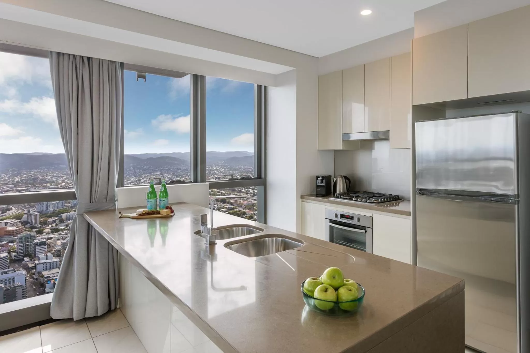 Kitchen or kitchenette in Meriton Suites Adelaide Street, Brisbane