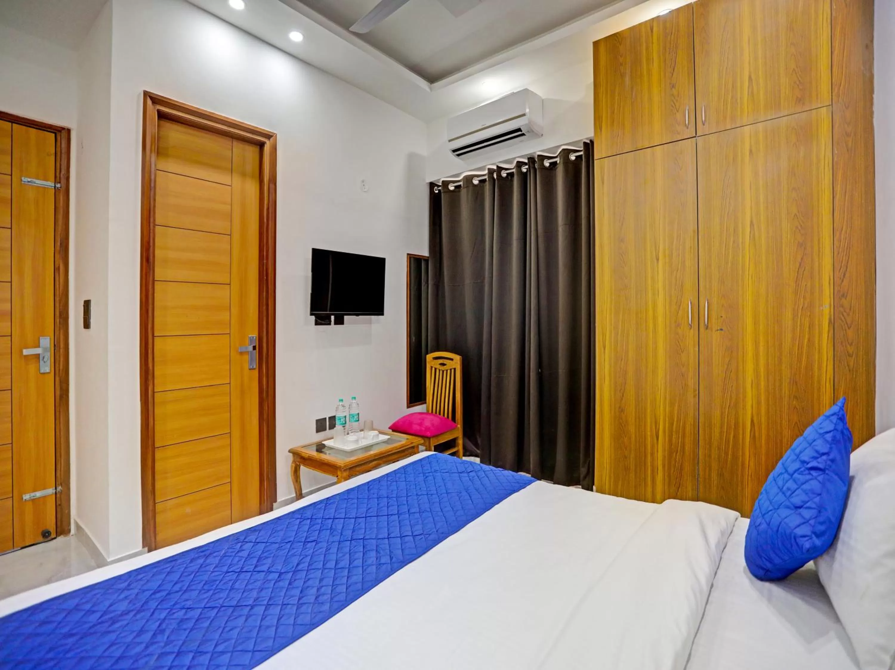 Bed in Hotel Golden Admire - Couple Friendly Hotel Noida Sector - 56