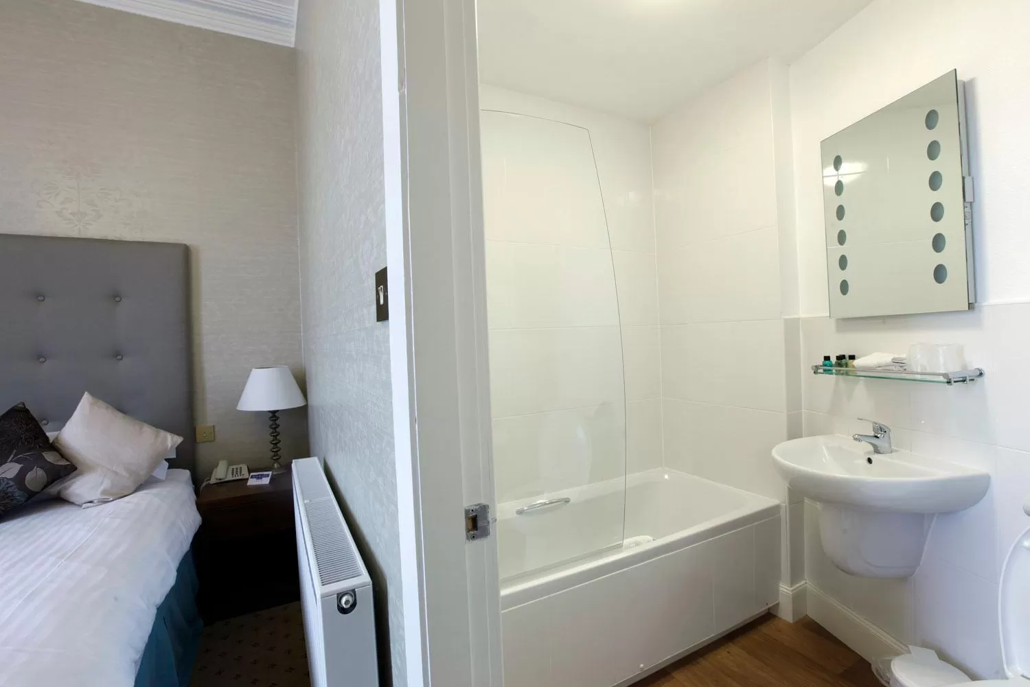 Toilet, Bed in Mackays Hotel