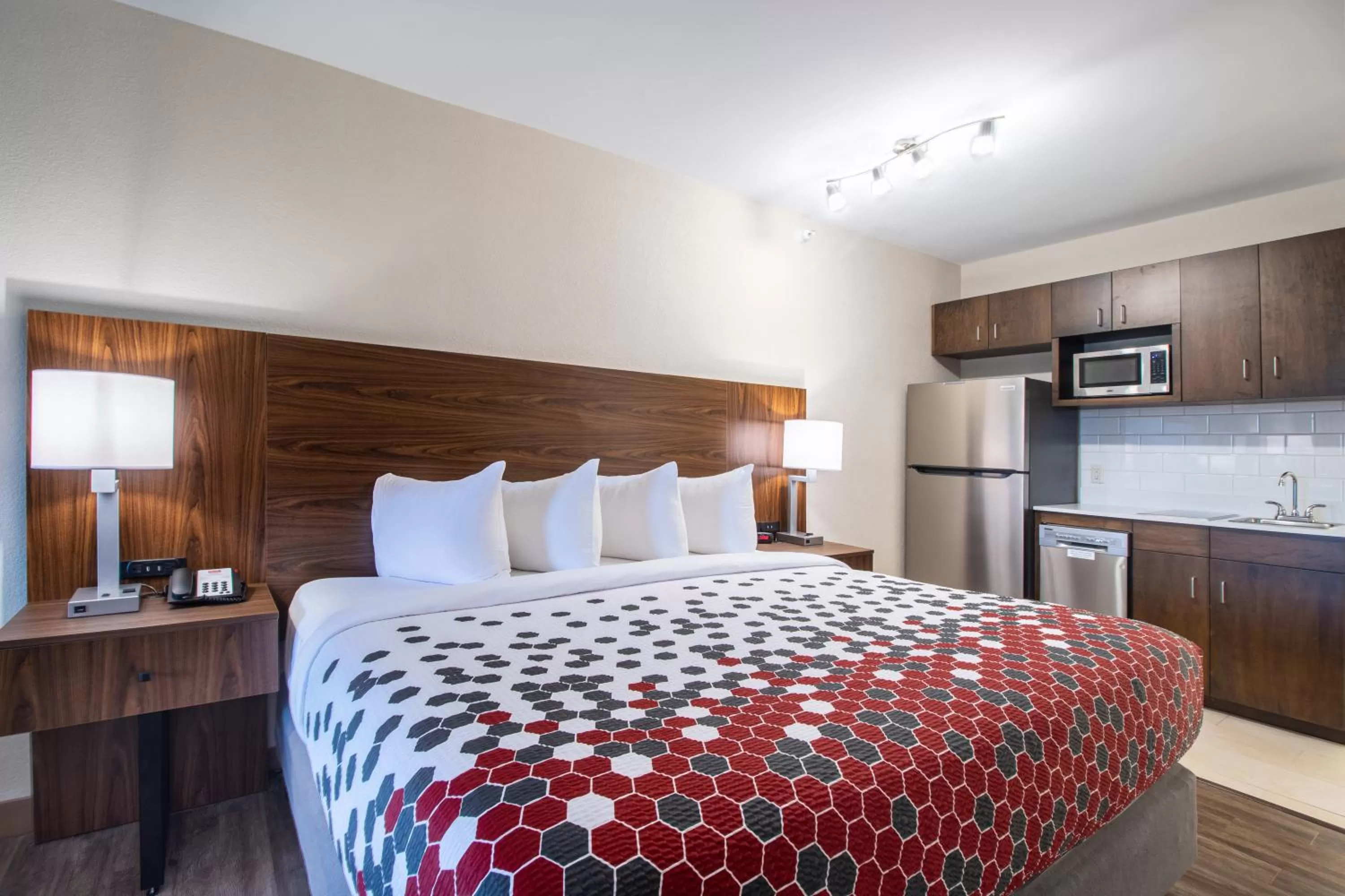 Kitchen or kitchenette, Bed in Econo Lodge Inn & Suites Foley-North Gulf Shores