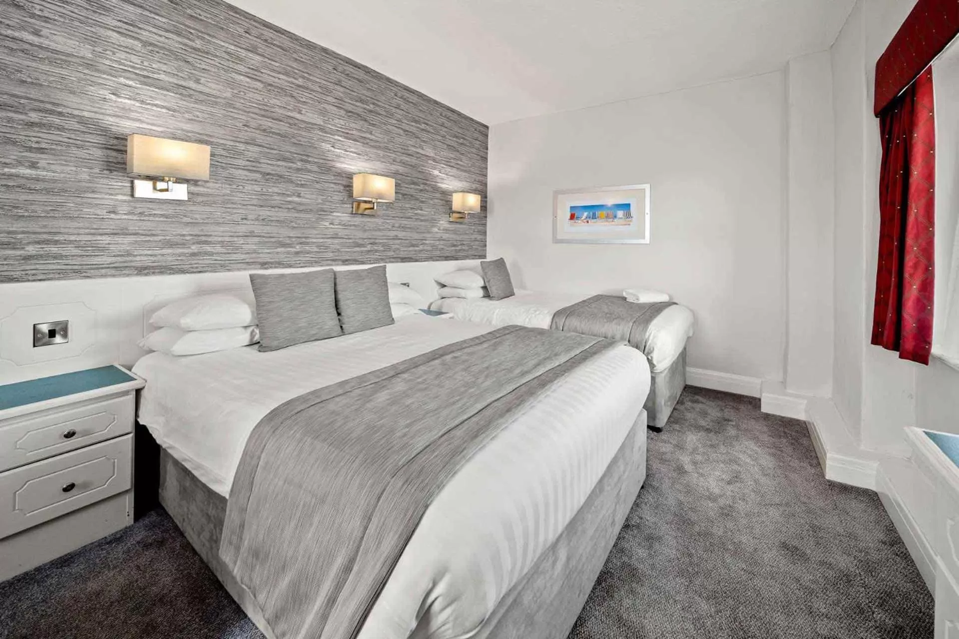 Photo of the whole room, Bed in Cliffs Hotel