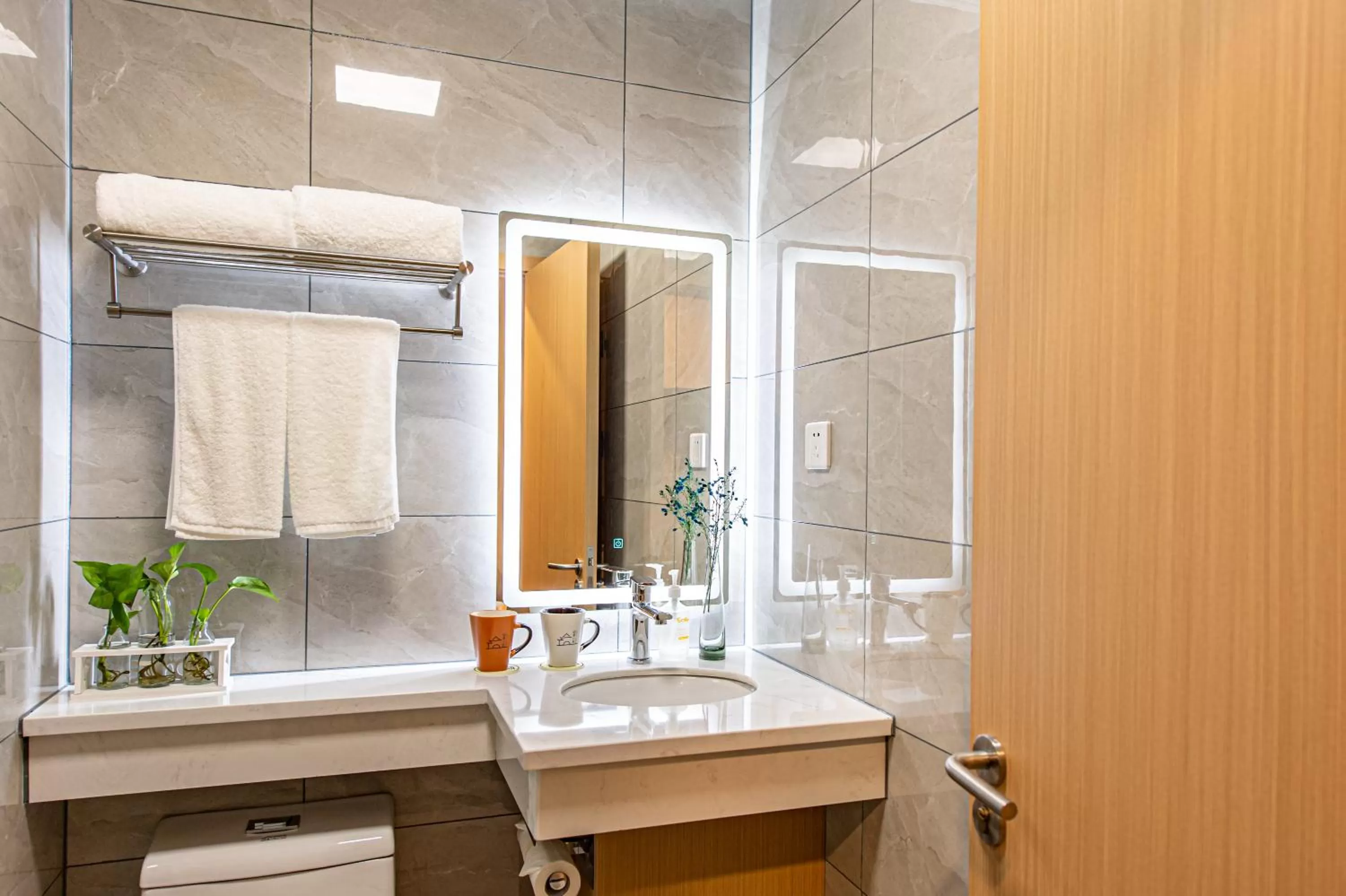 Bathroom in Shanghai JOYFUL YARD Hotel-Free shuttle bus to Pudong Airport and Disneyland