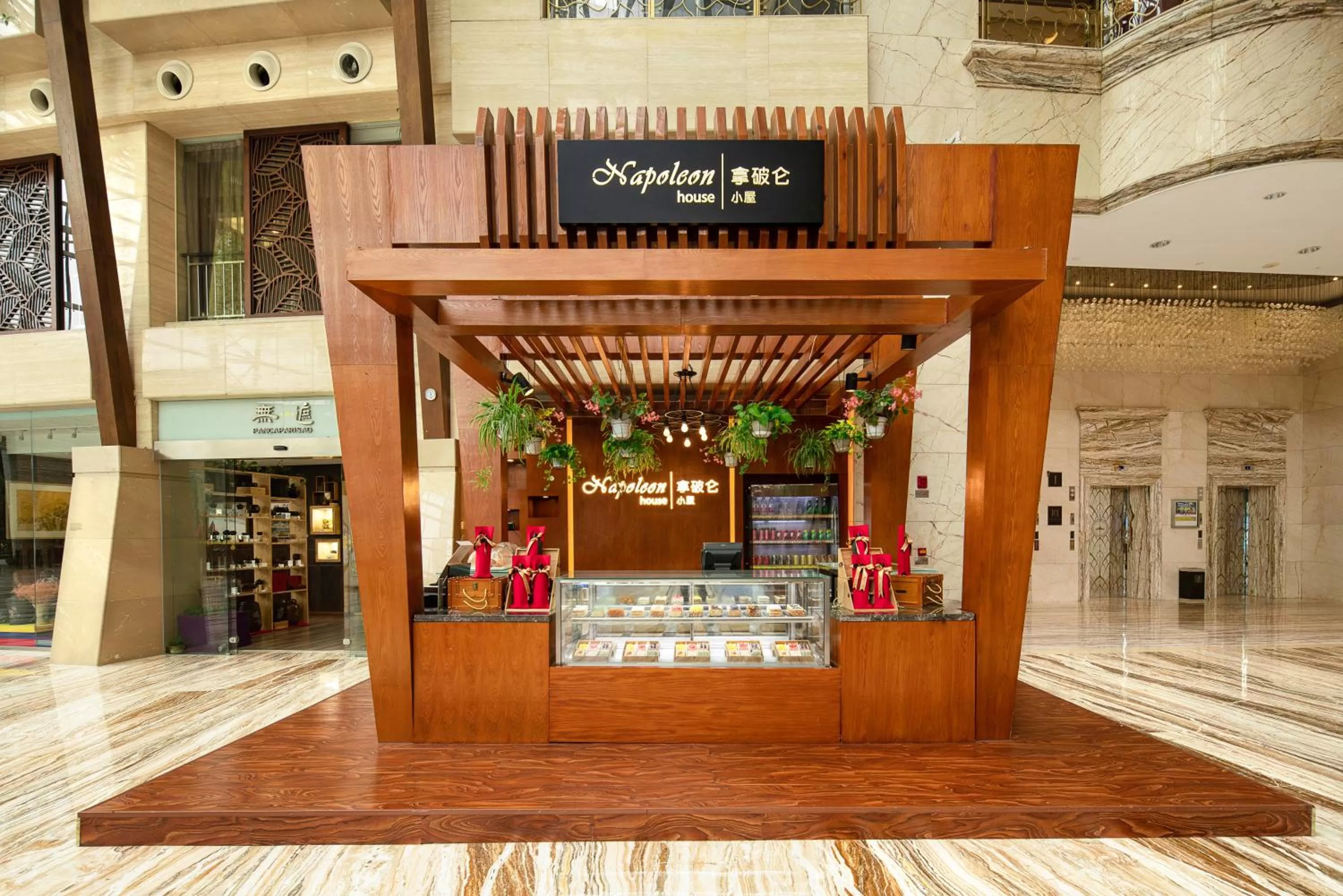 Lounge or bar in InterContinental Chengdu Global Center by IHG