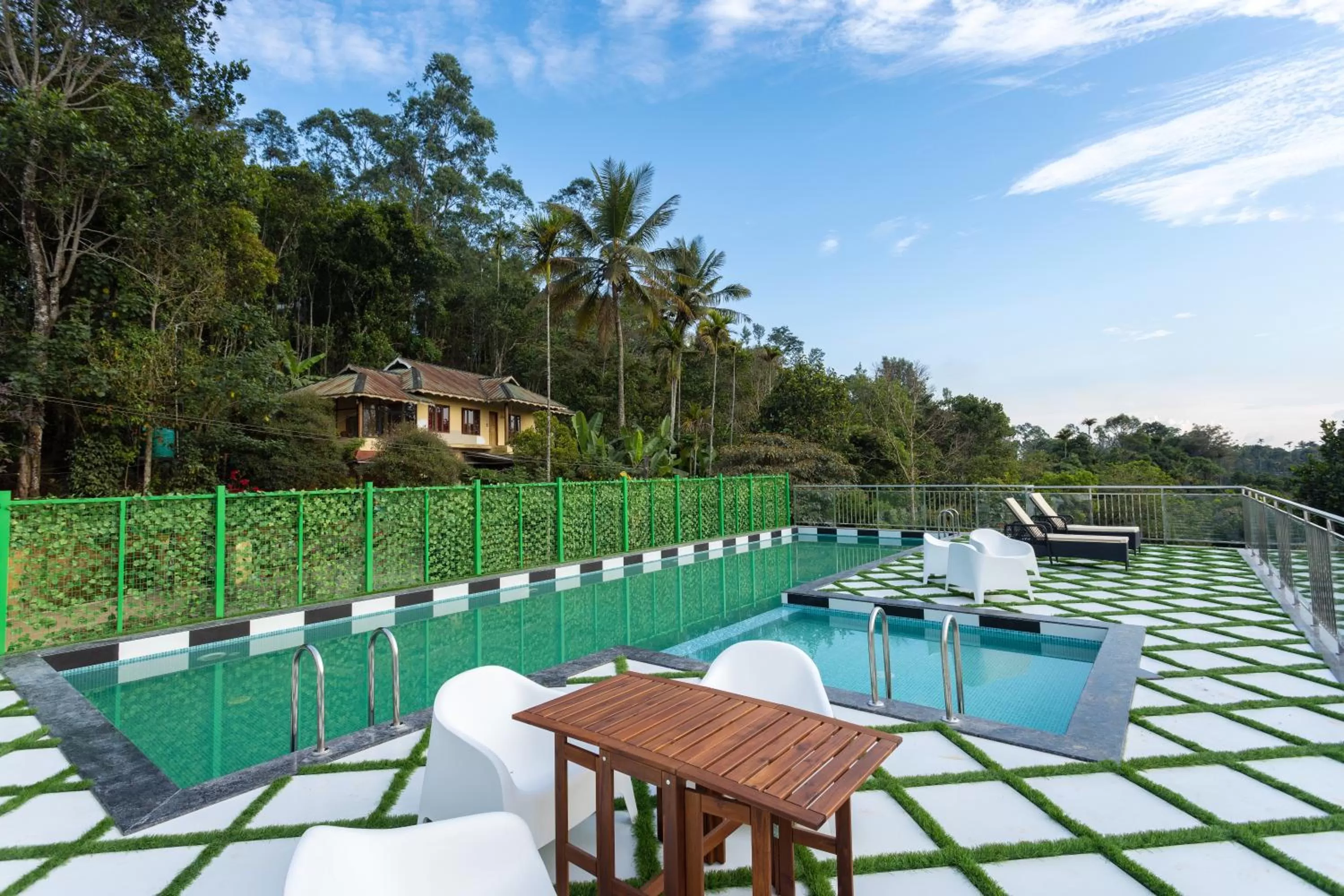 Swimming pool in HOTEL WHITE HOUSE, Munnar
