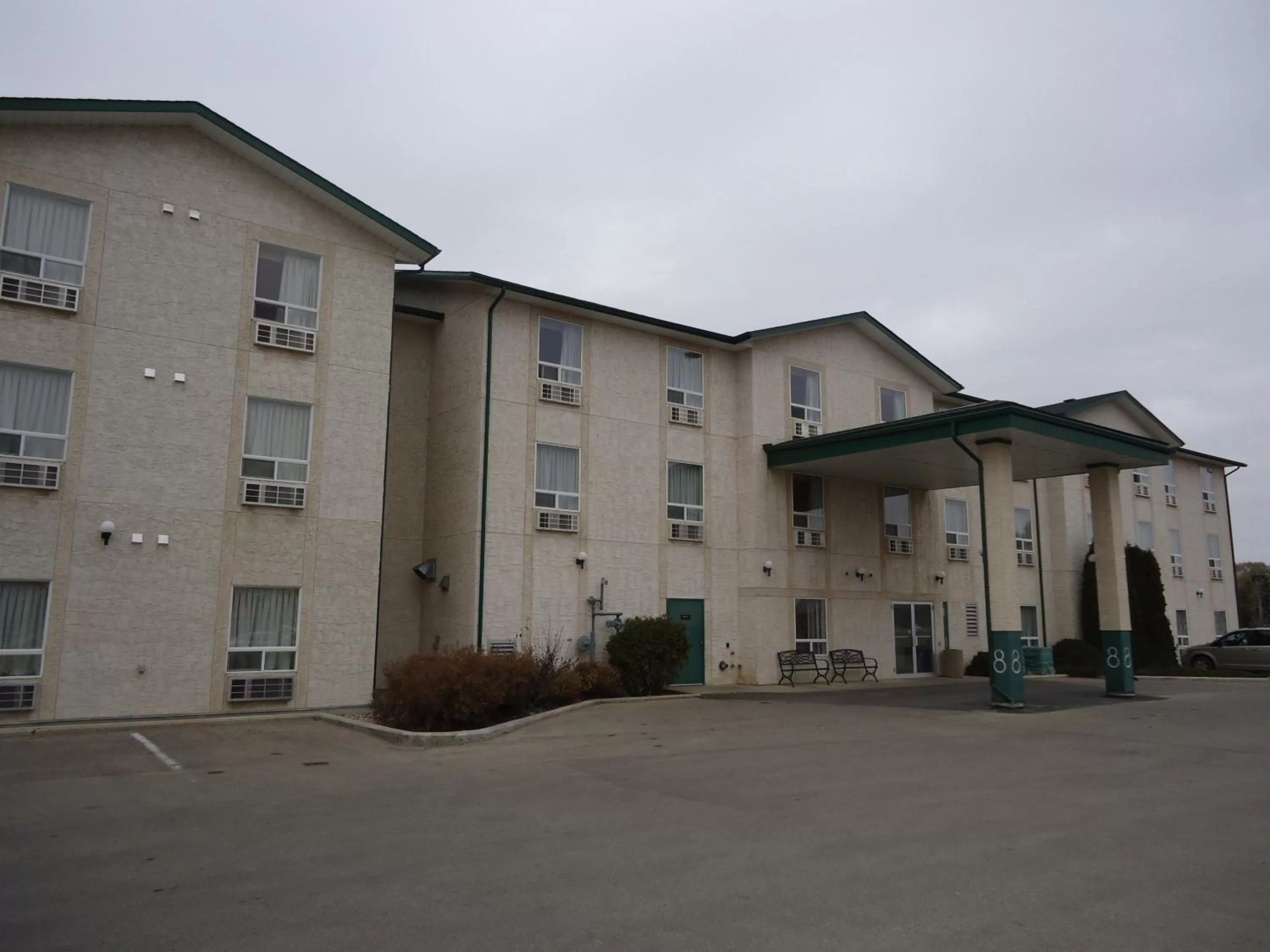 Facade/entrance in Super 8 by Wyndham Dauphin