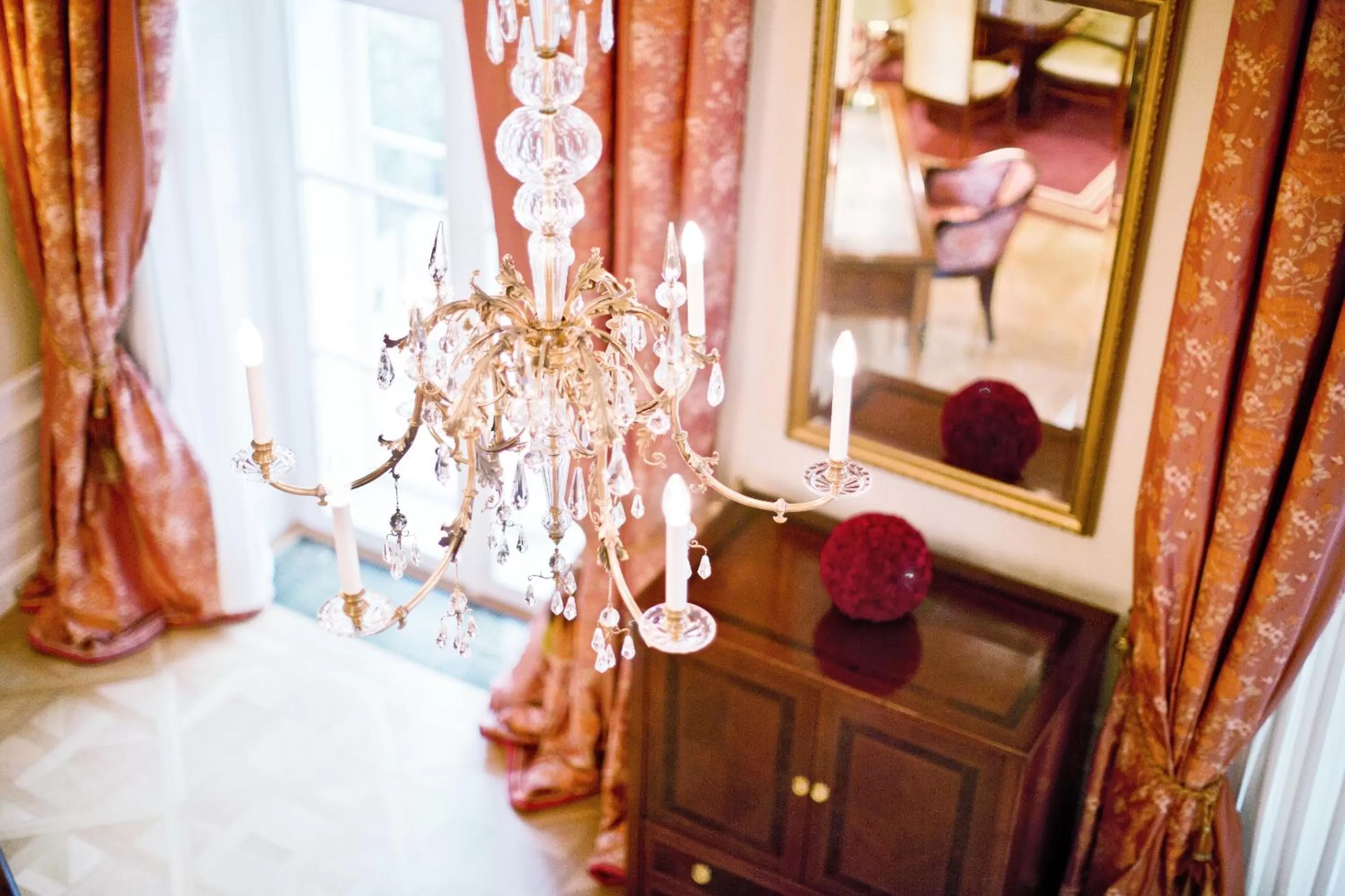 Living room in Palais Coburg Hotel