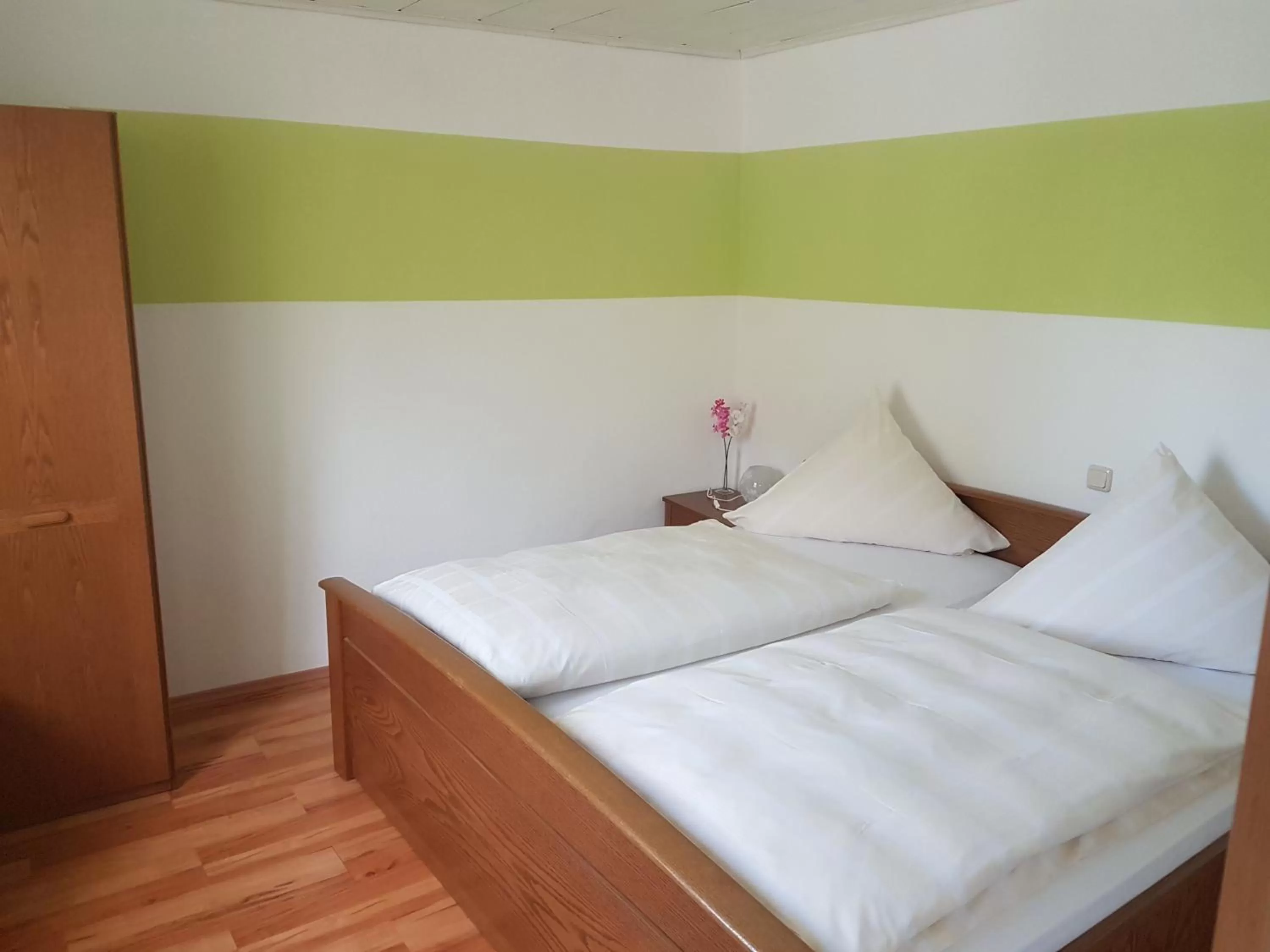 Basic Triple Room in Bed and Breakfast - Rheingauer Hof