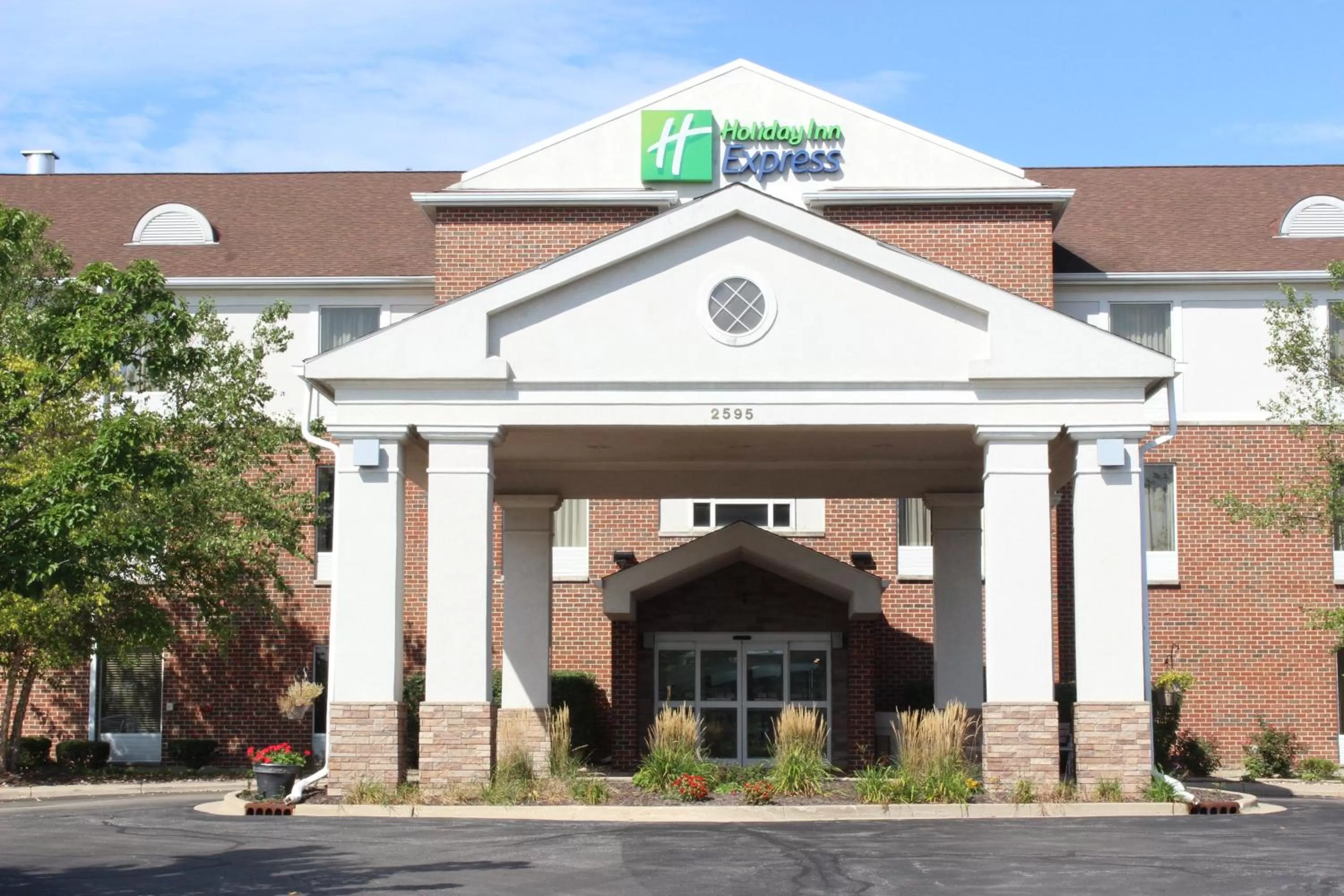 Property building in Holiday Inn Express Hotel & Suites Chicago-Algonquin by IHG
