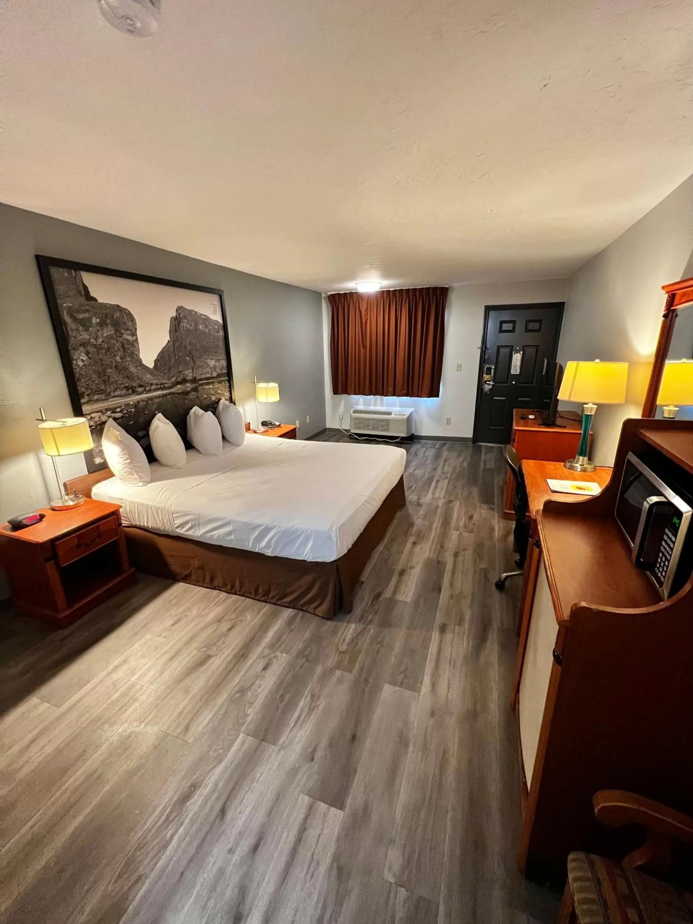 Photo of the whole room, Bed in Super 8 by Wyndham Sealy