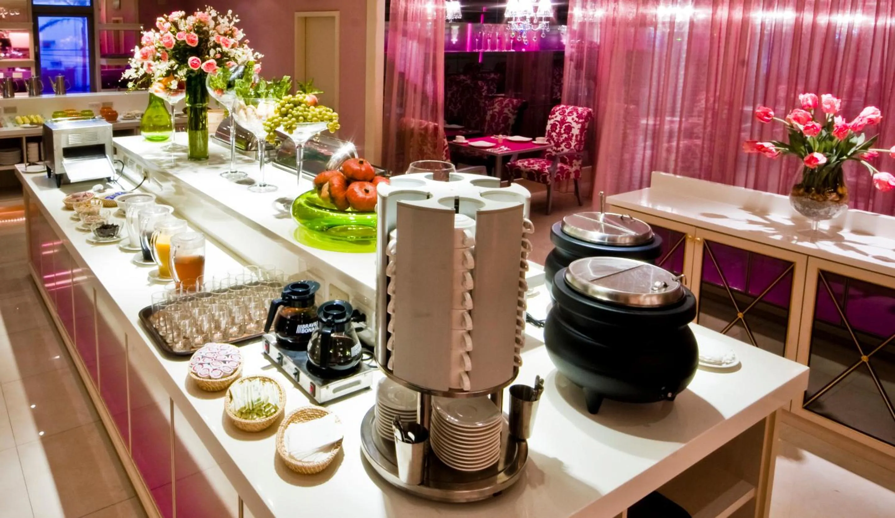 Restaurant/places to eat in Yes Motel