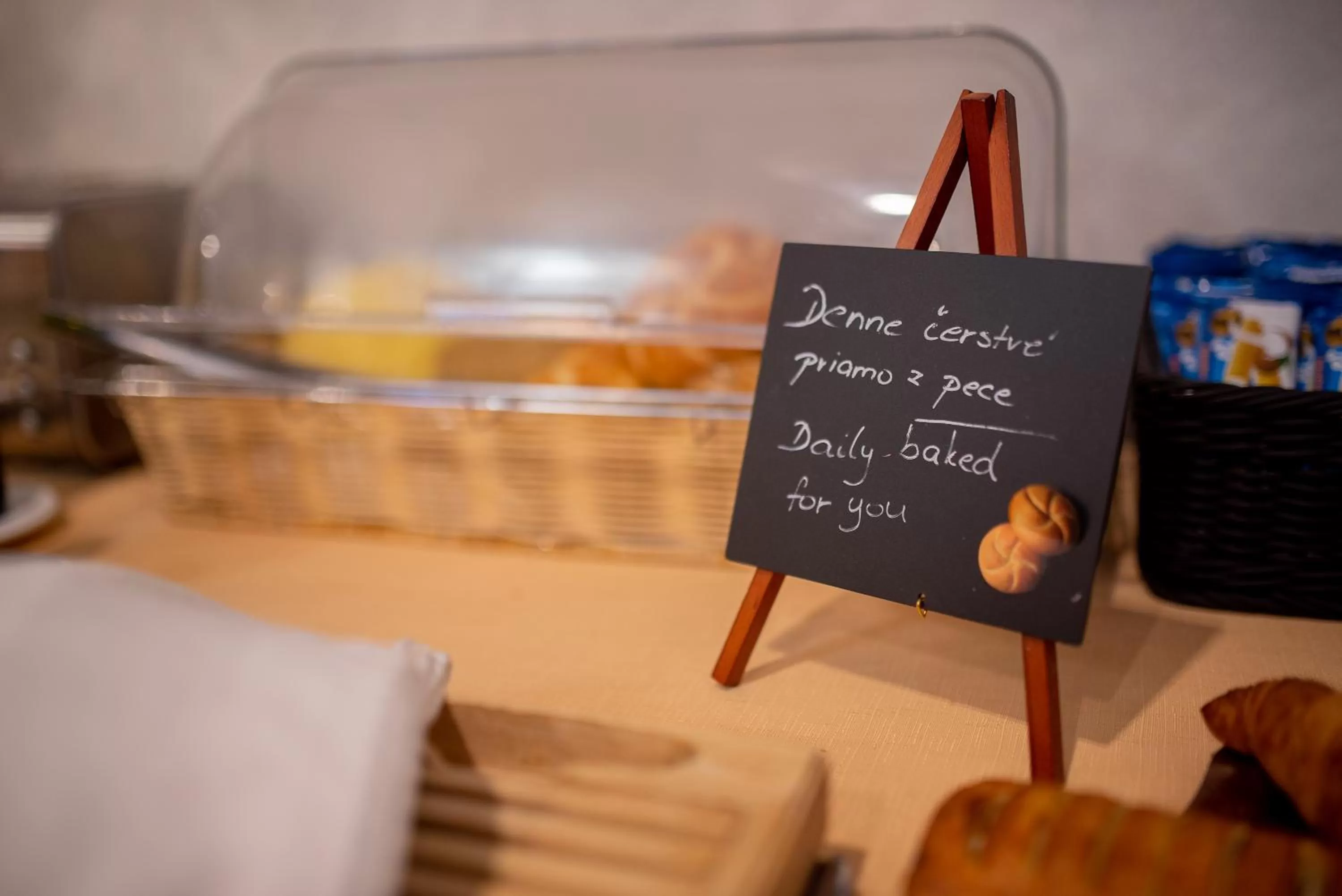 Breakfast, Bed in Felicity Garni Hotel