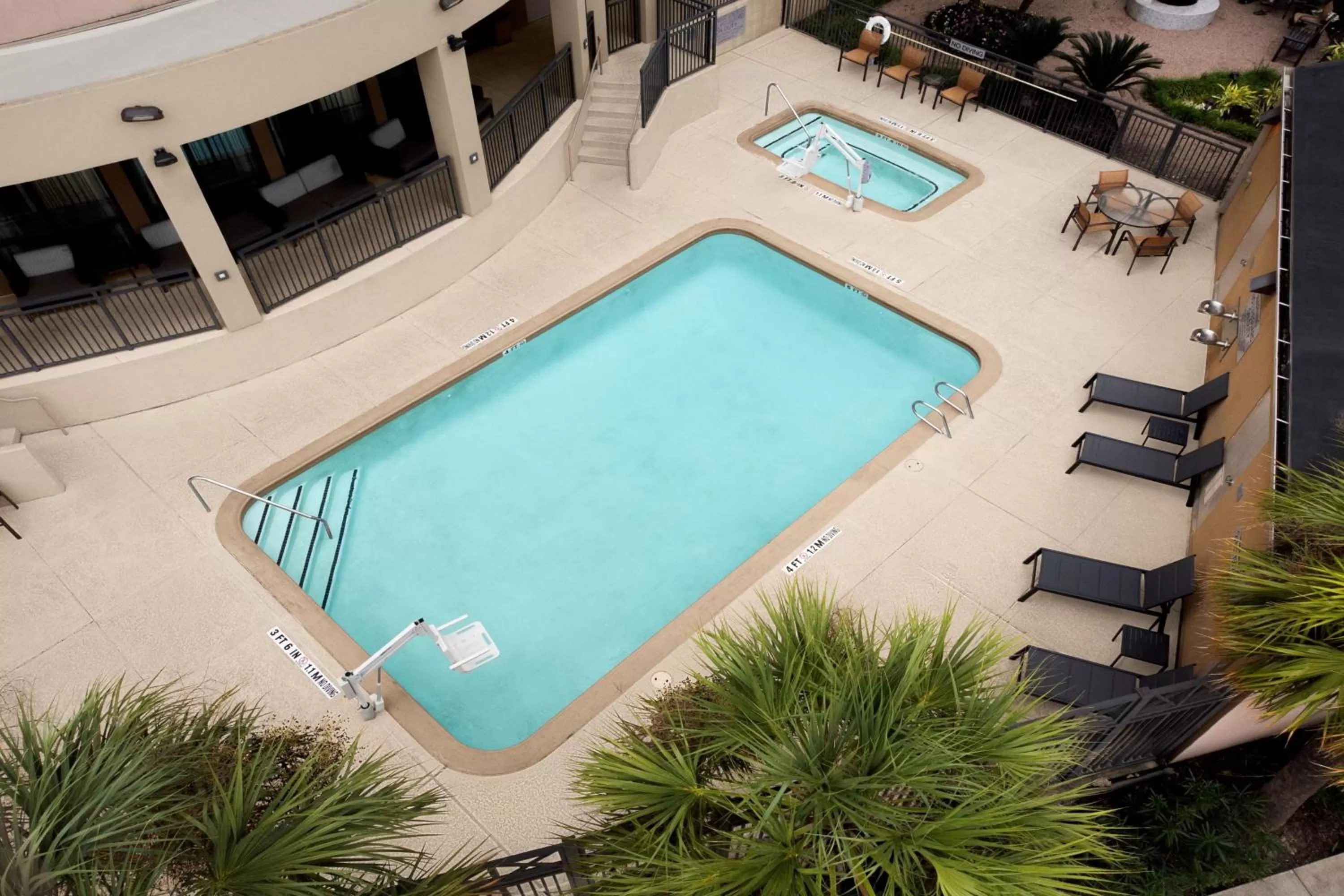 Swimming pool in Courtyard by Marriott Houston Medical Center/NRG Park