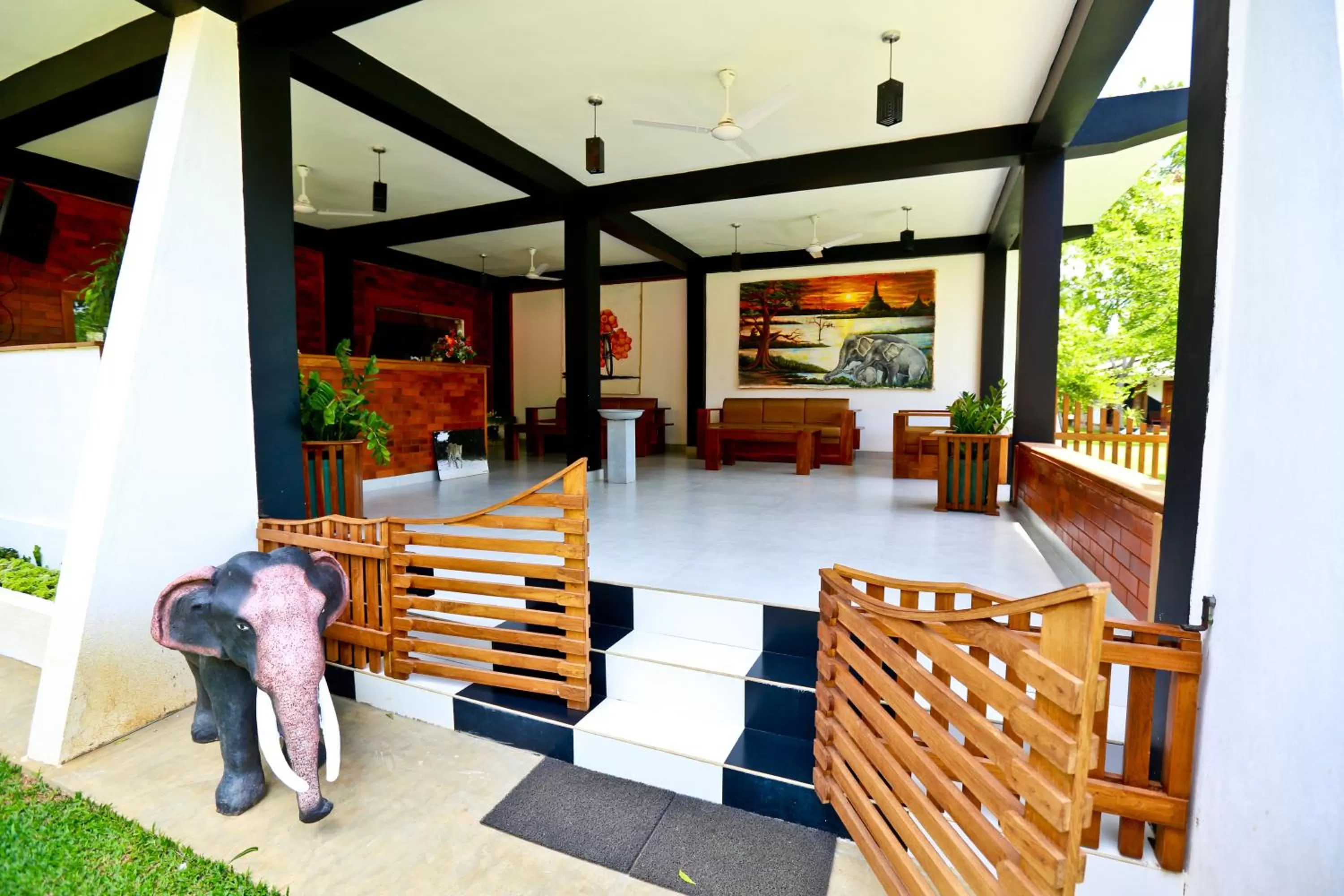 Eco Hotel Black & White - Anuradhapura