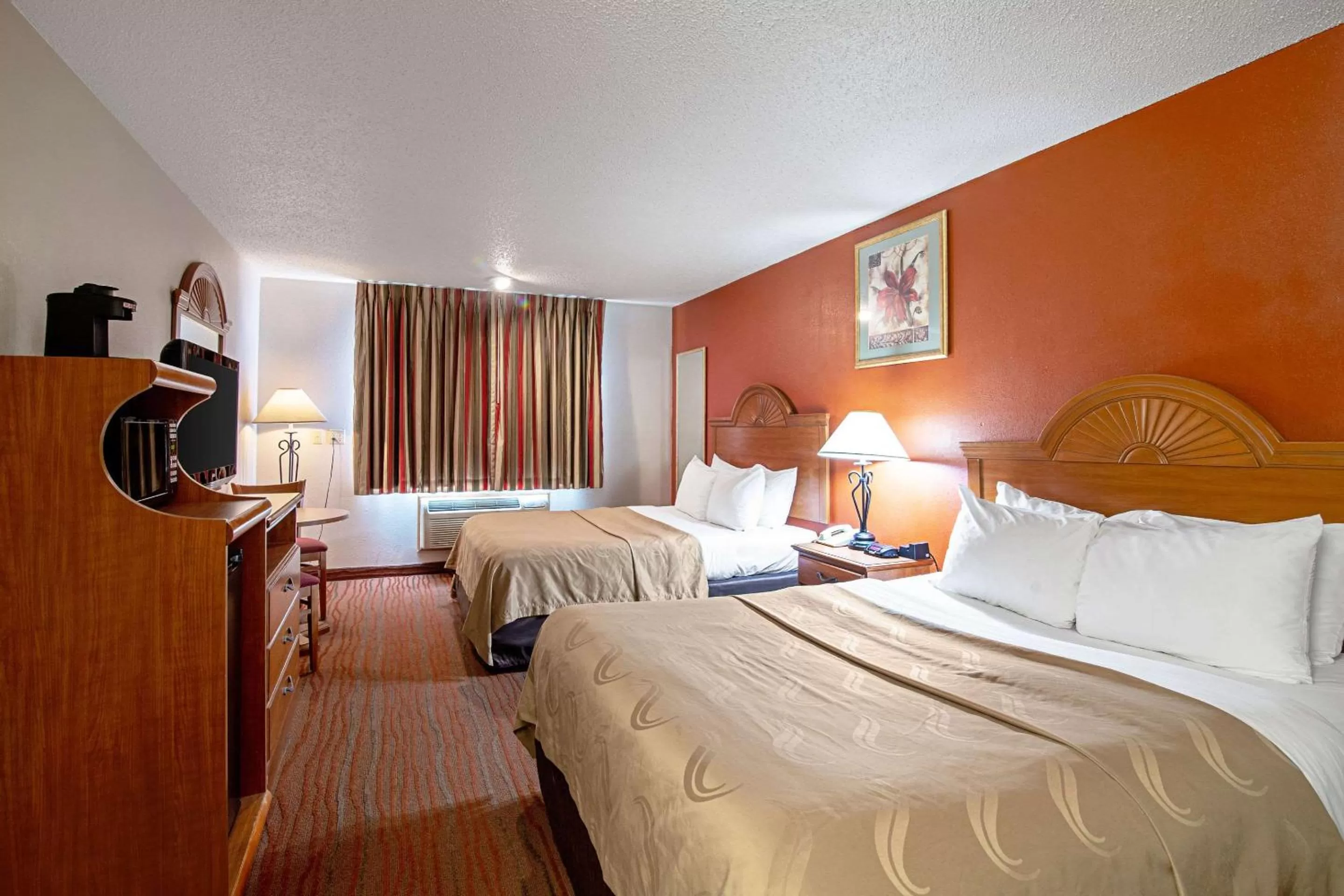 Photo of the whole room, Bed in Quality Inn Aberdeen