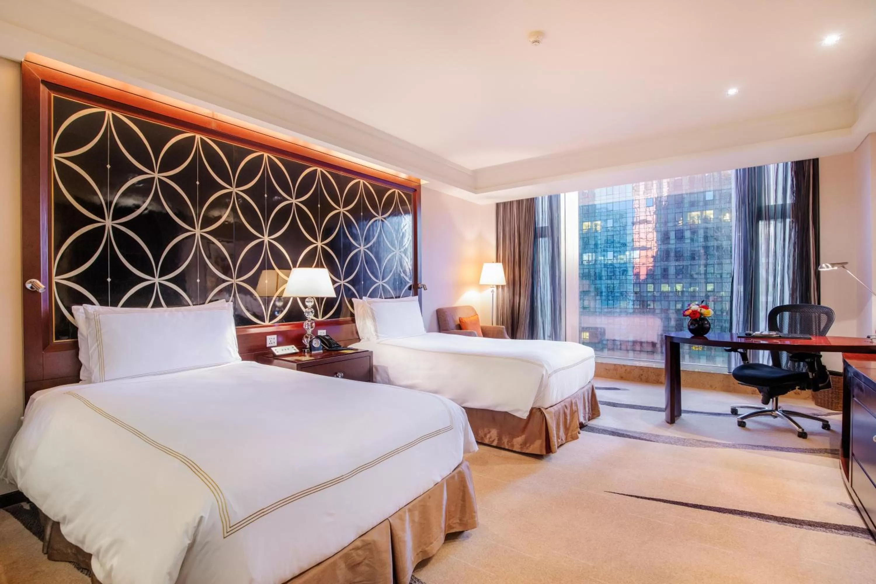 Living room, Bed in Fairmont Beijing - 20 minutes to Forbidden City by metro