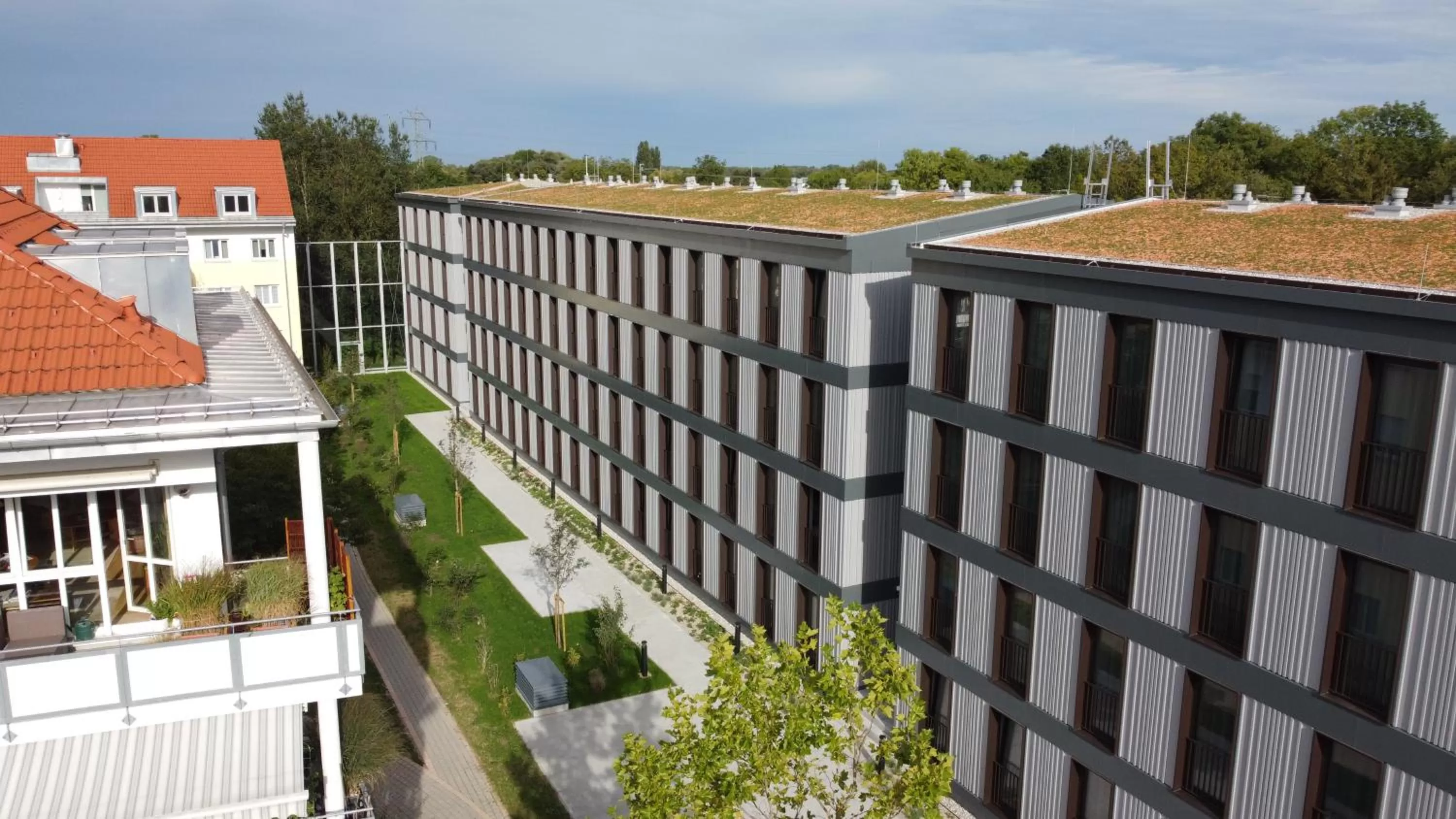 Property building in FreshSuites & Bar