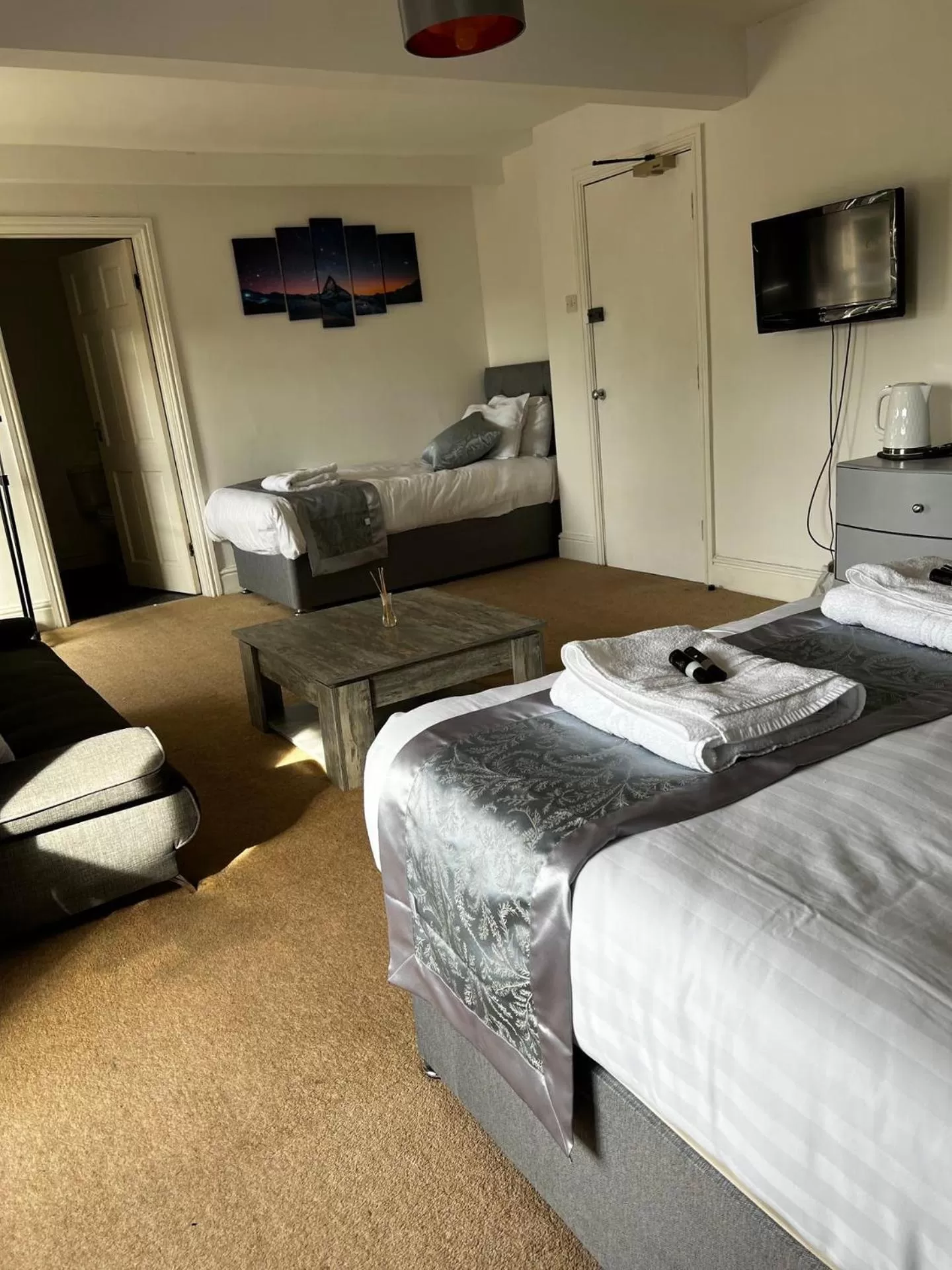 Bedroom in Queens Hotel