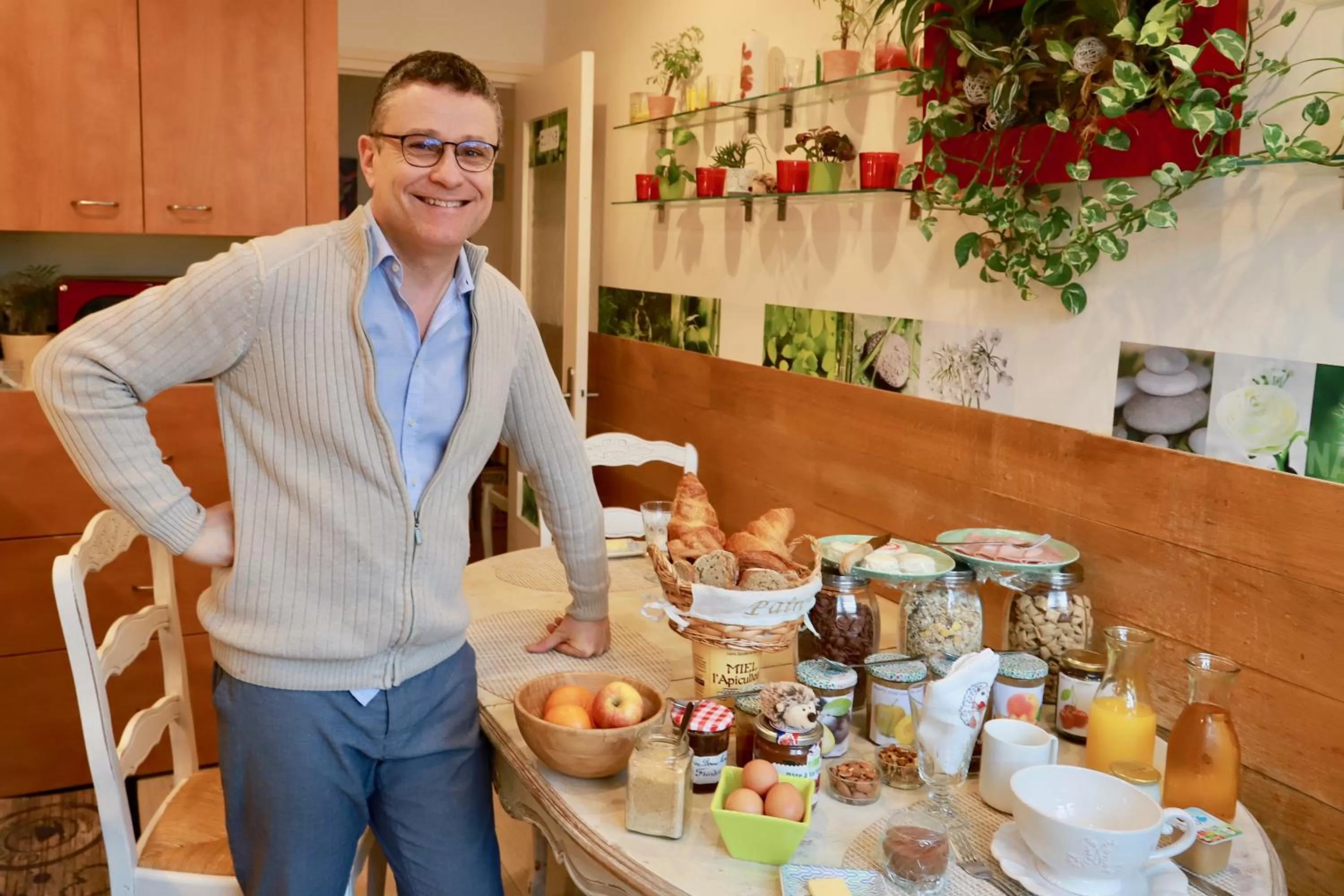 Breakfast in NATURALBNB - Chambres d'hôtes bios, éthiques - Au calme, confort dans résidence fermée - PARKING GRATUIT et sécurisé - Garage vélos et motos - OFFERT SUPER PETIT DEJEUNER local et bio sucré salé