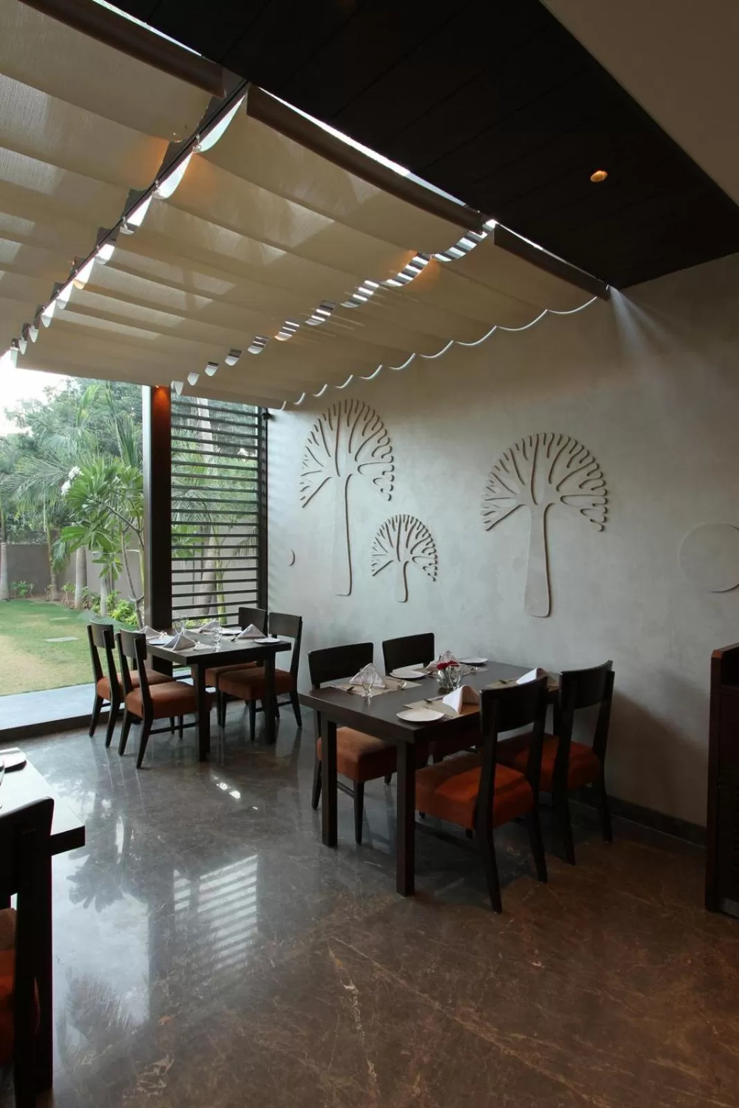 Restaurant/places to eat in Hotel Express Residency Vadodara