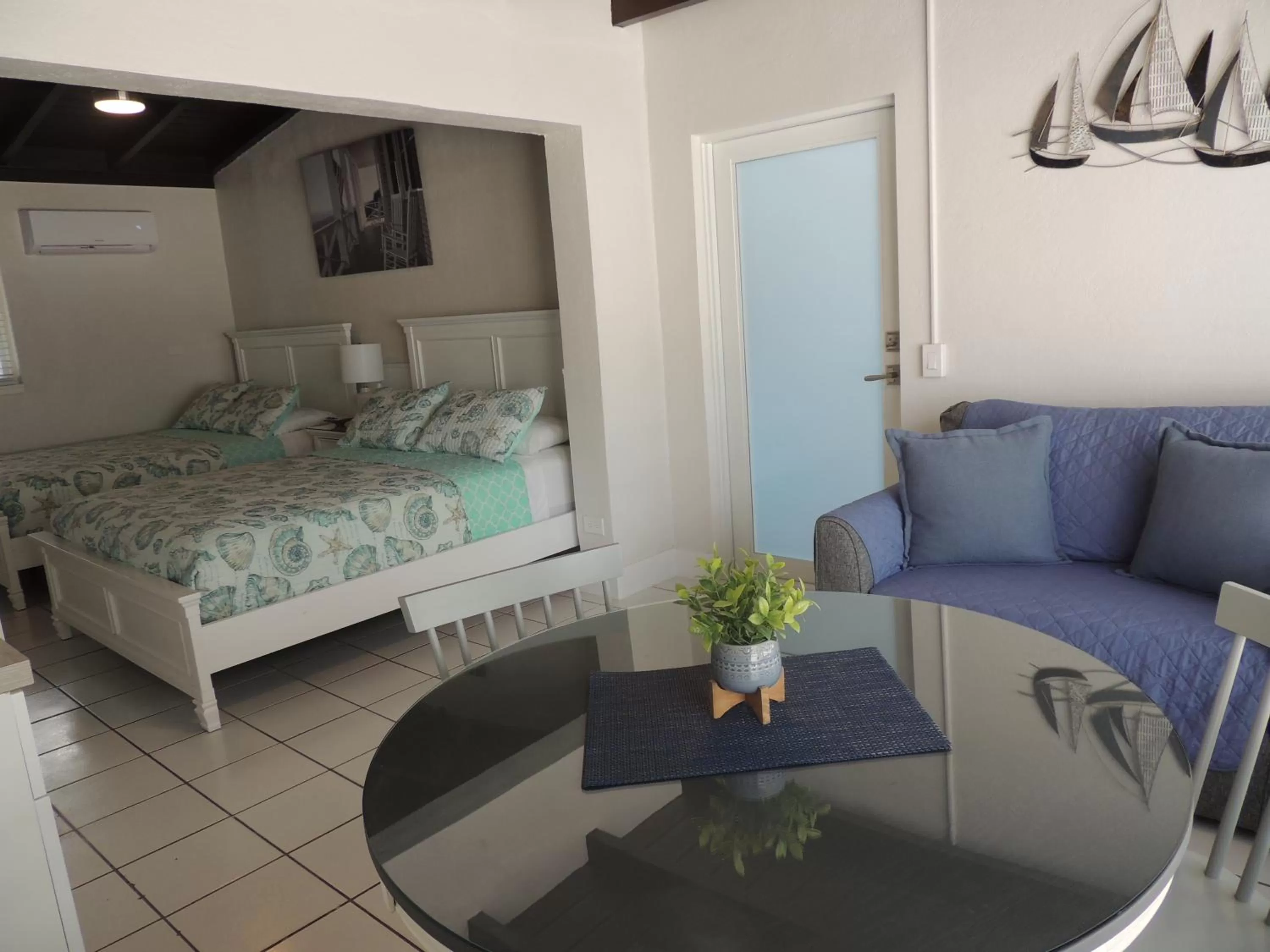 Photo of the whole room, Bed in Sands of Islamorada