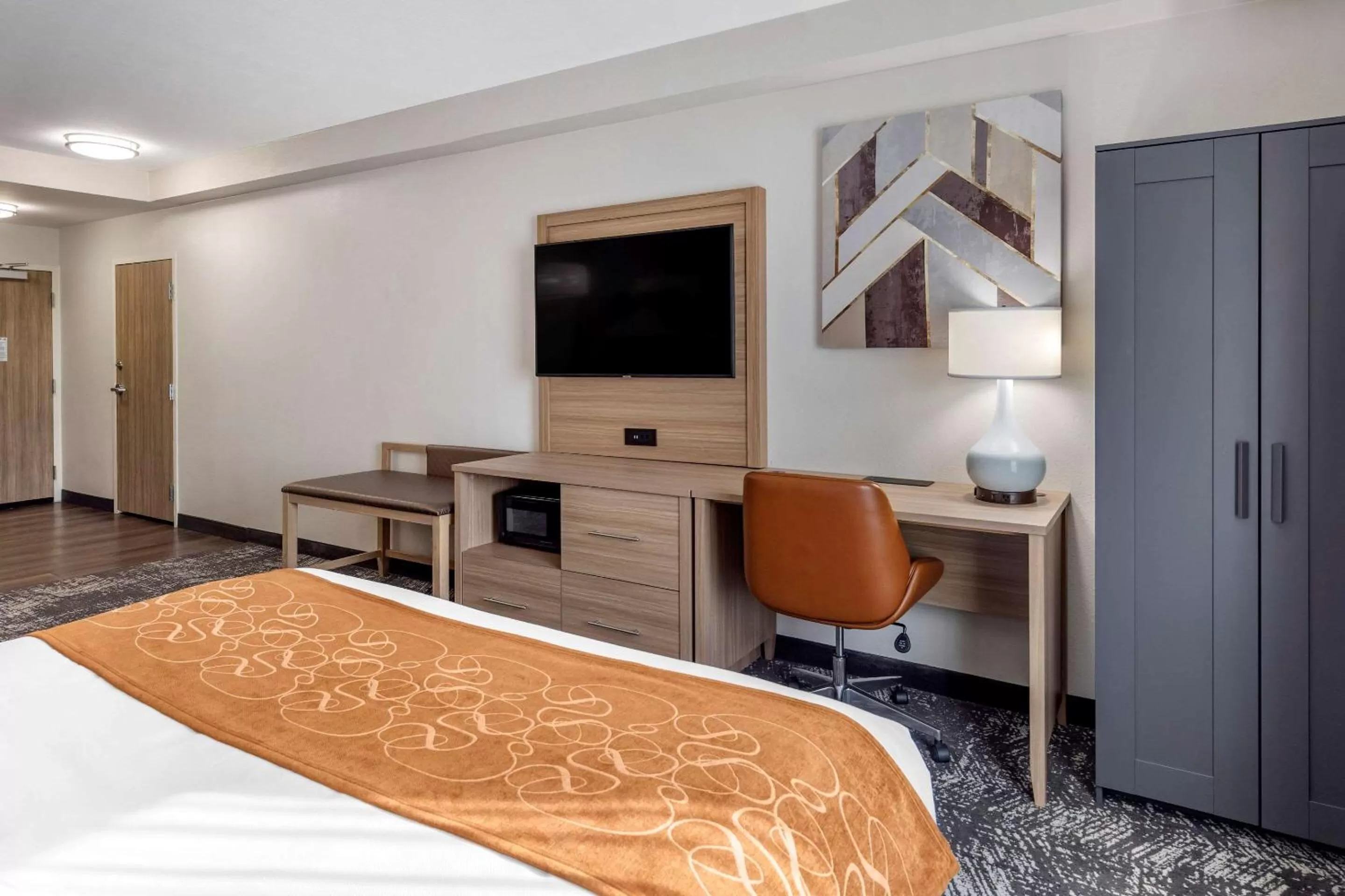 Photo of the whole room, Bed in Comfort Suites Anderson-Clemson