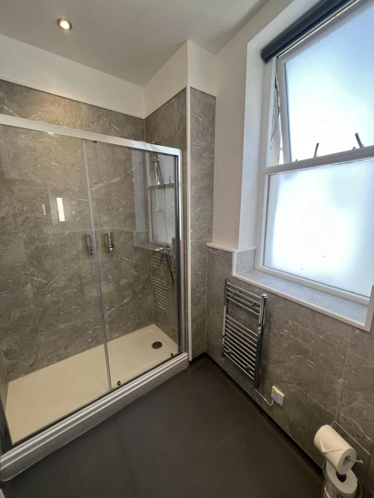 Shower, Bathroom in Fenwick Sunrise Hotel