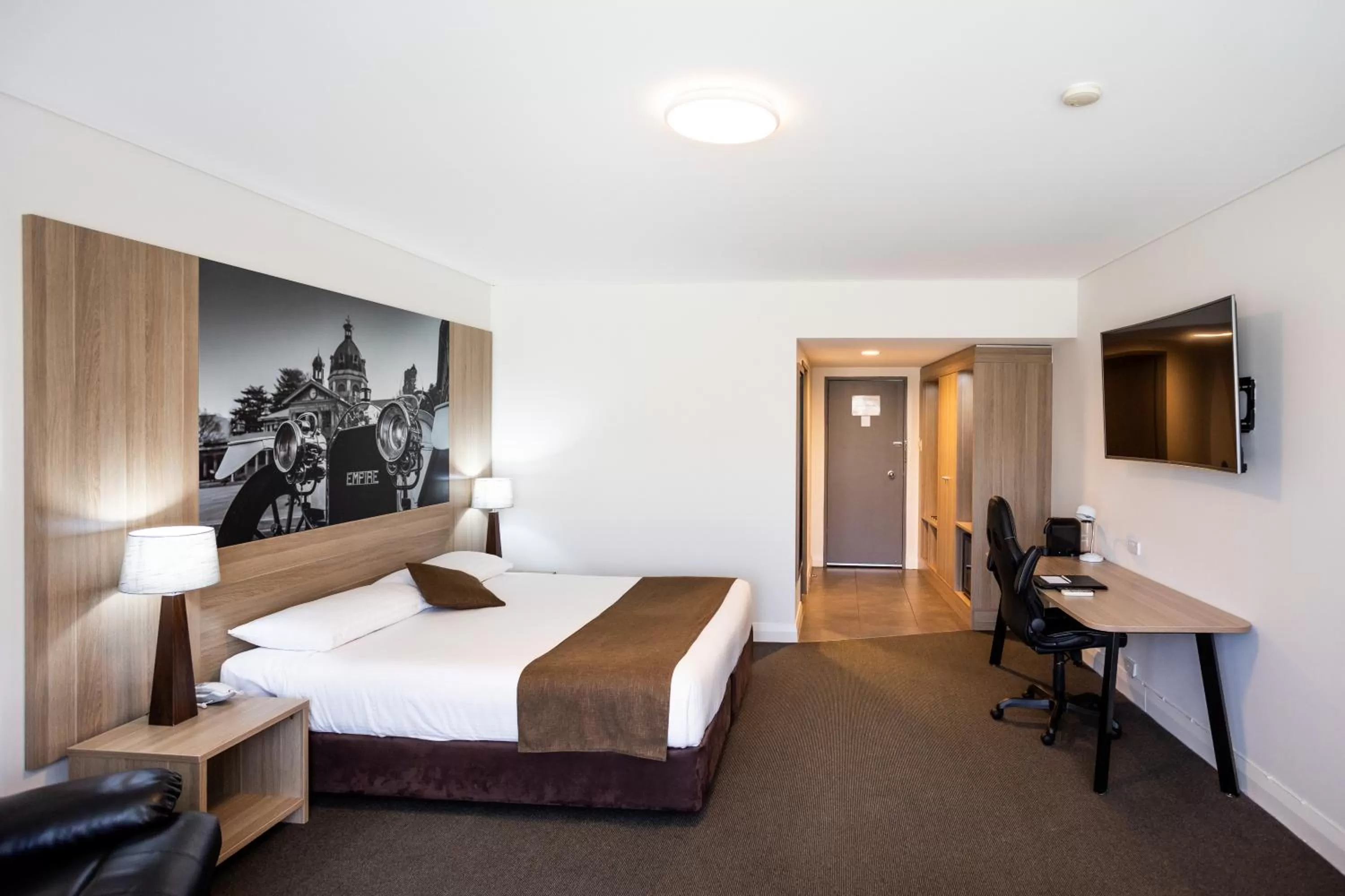 Bedroom in Mantra Bathurst