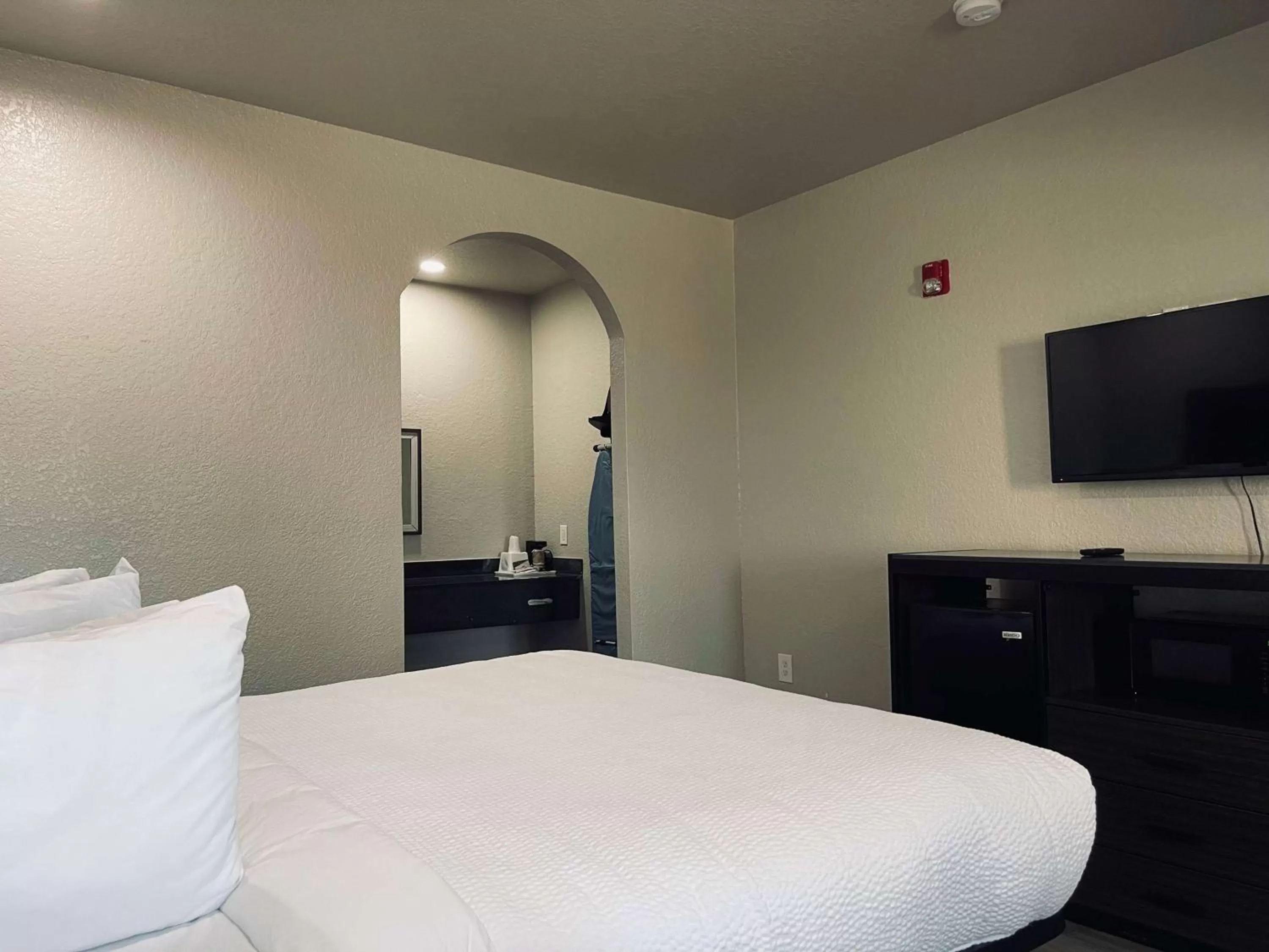 Photo of the whole room, Bed in Days Inn by Wyndham Dickinson TX