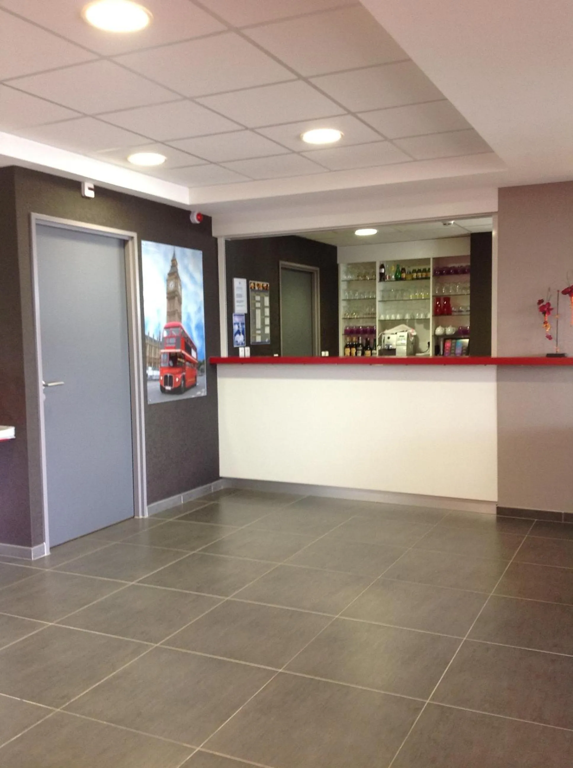 Lobby or reception in The Originals City, Hôtel des Lys, Dreux